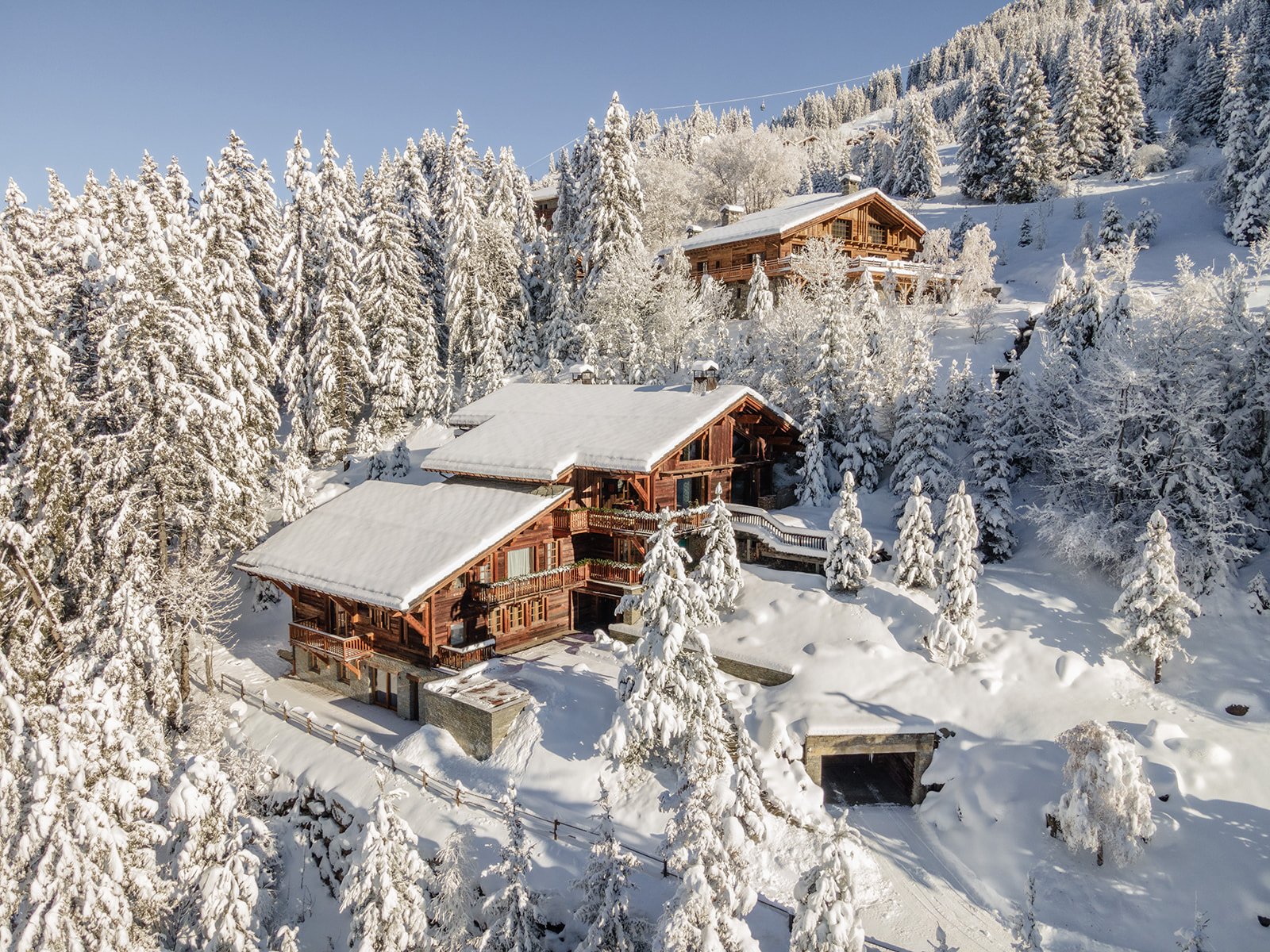 Luxury chalet in Méribel at the foot of the slopes with hotel service, swimming pool and spa