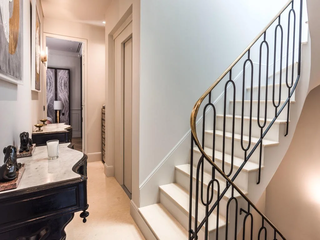 Appartement de luxe à Paris escalier