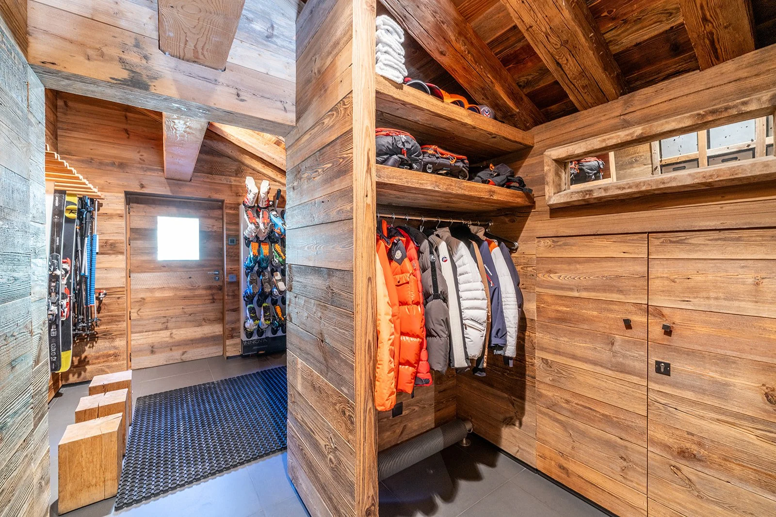 réunion familiale montagne ski room