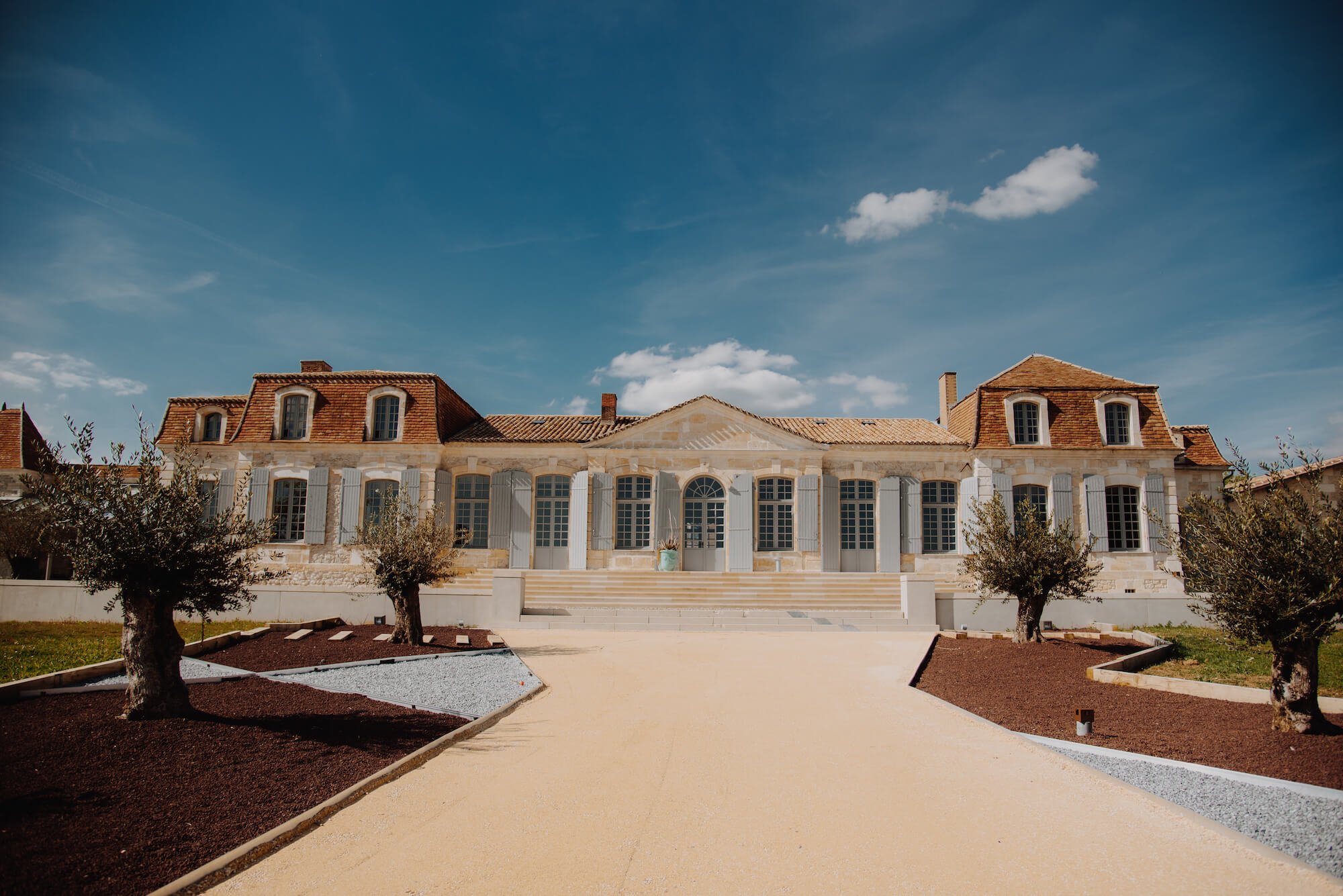 Prestigious chateau in the heart of a Gironde vineyard near Bordeaux