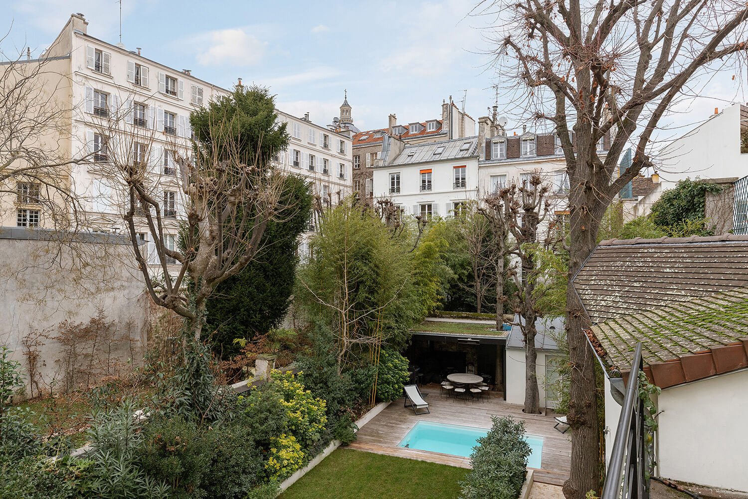 Prestigious house in the heart of Paris with a garden and swimming pool near Luxembourg