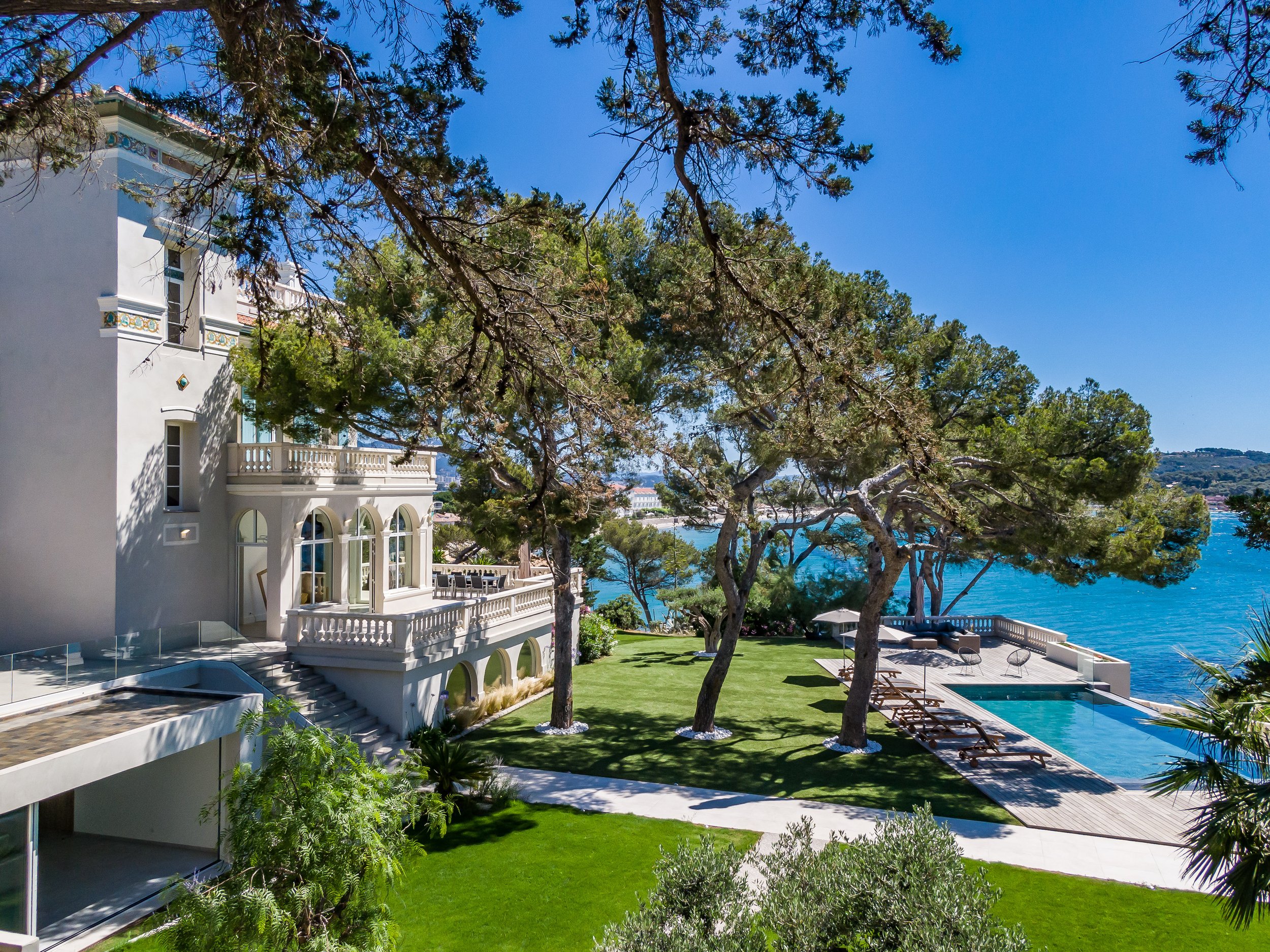 Luxury villa on the Côte d'Azur on the Mediterranean coast 