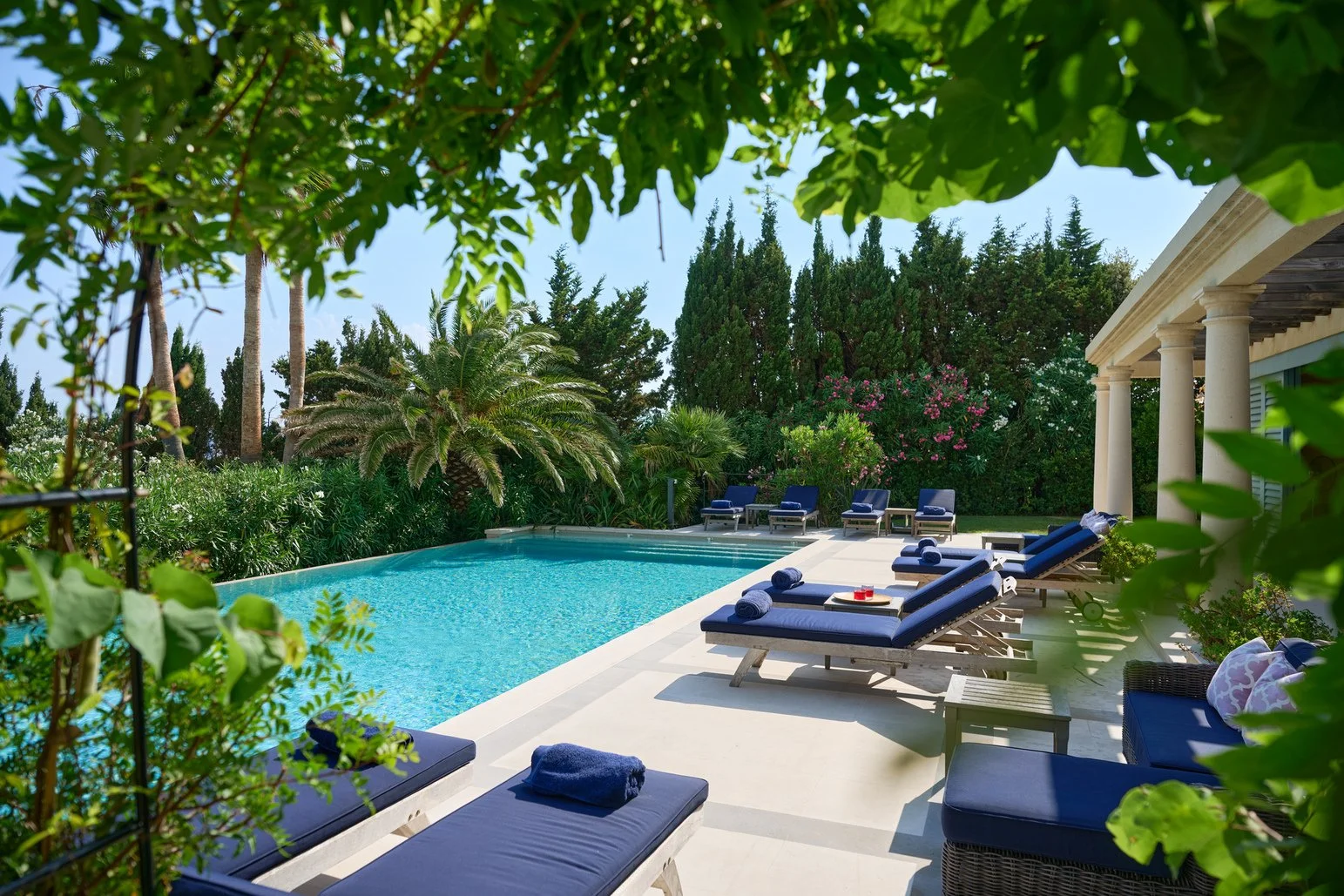 Villa de luxe vue mer les cistes piscine