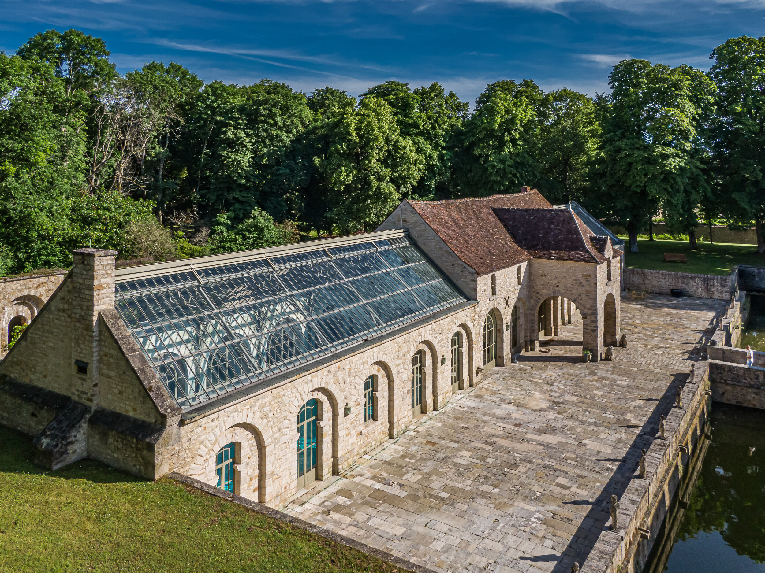 A luxury villa just outside Paris, set in a French garden for your wedding. 