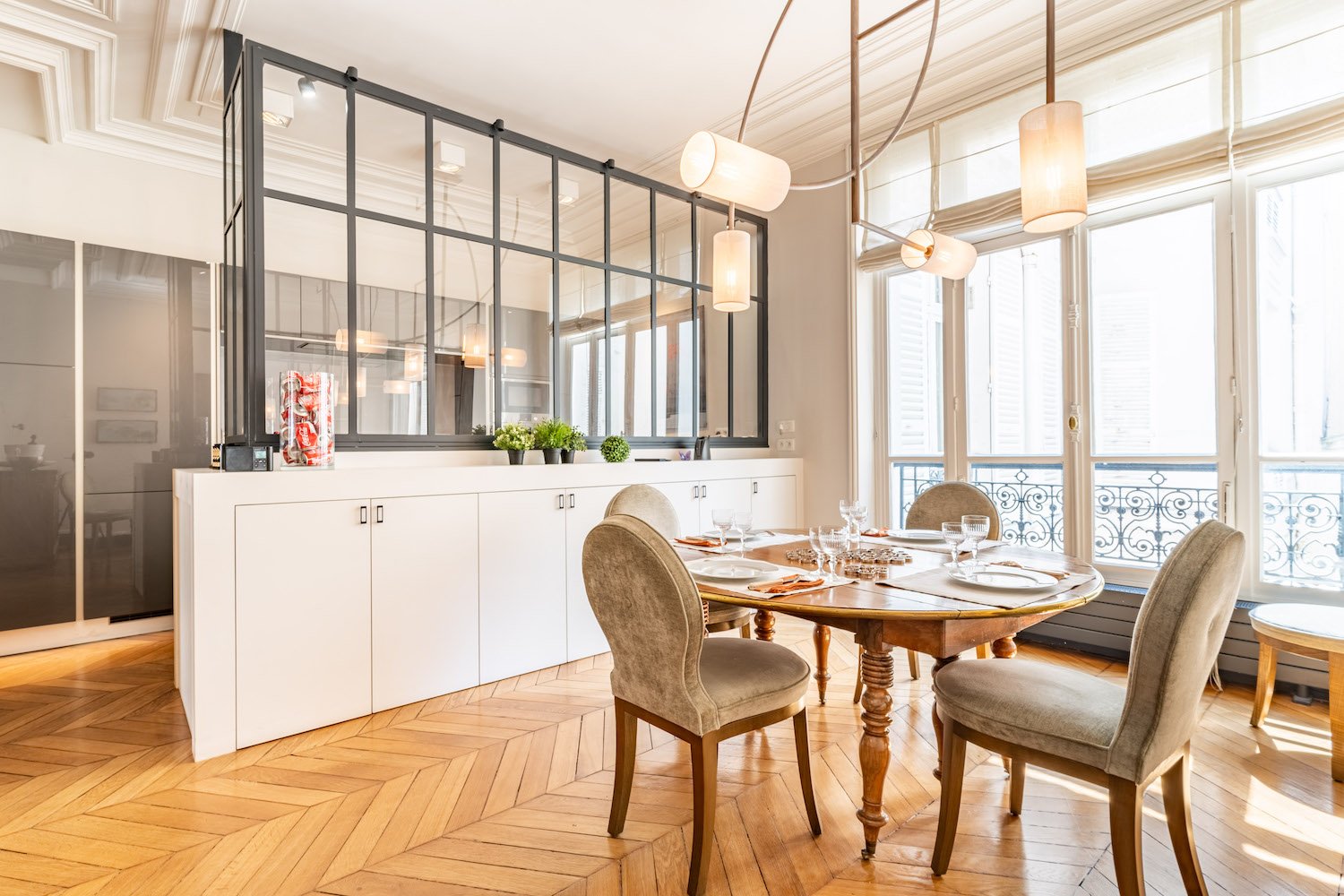 Prestigious apartment in Paris near the Champs Elysées