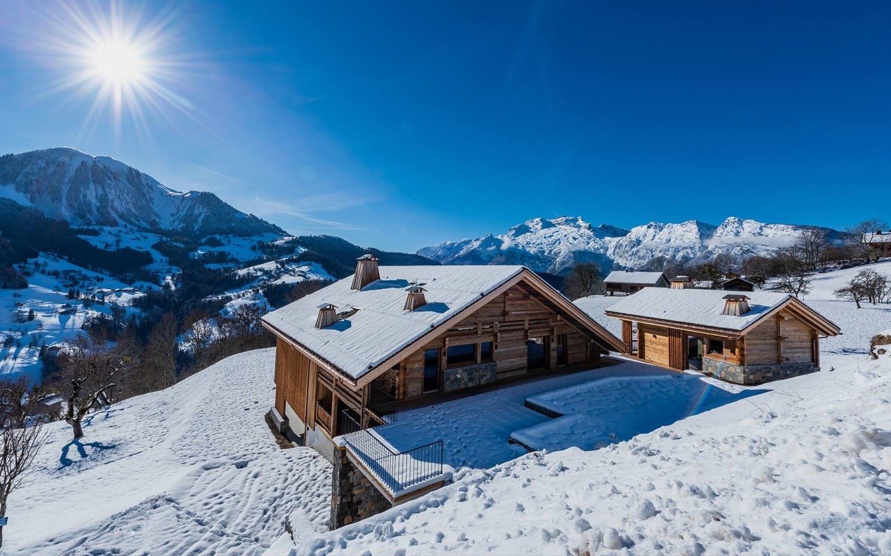 Luxury chalet in La Clusaz at the foot of the slopes with hotel service, swimming pool and spa