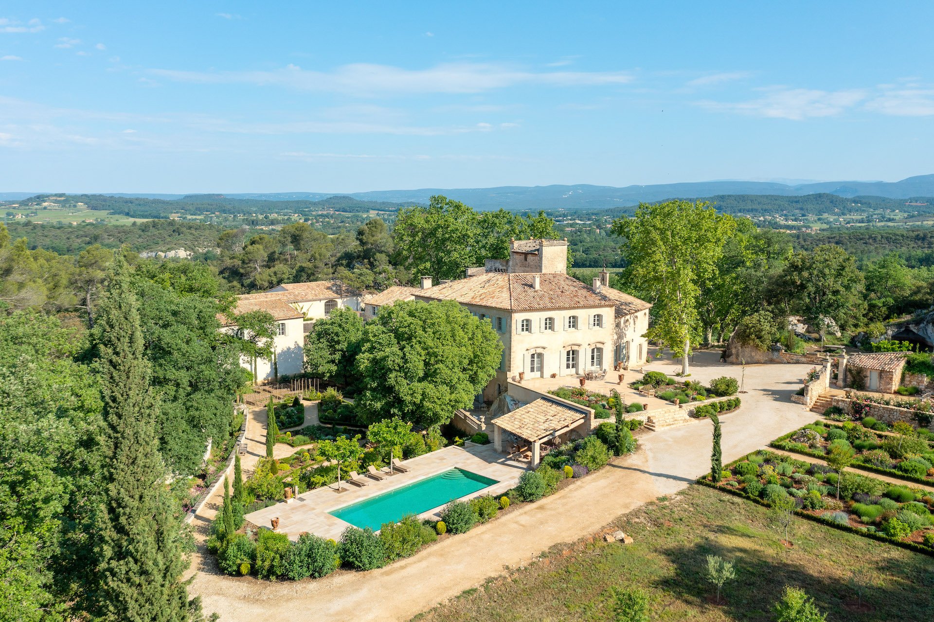Exceptional wine château in Bonnieux in the heart of the Luberon