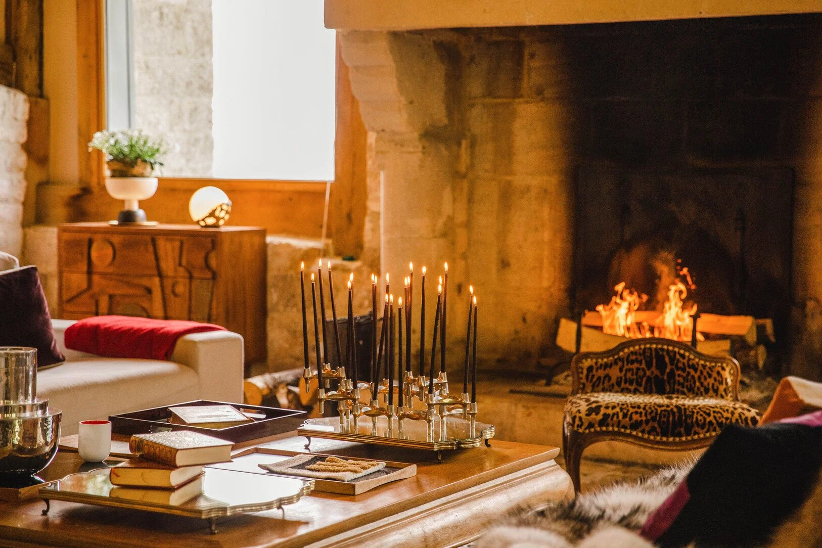 Location villa luxe Bonneville salon avec cheminée