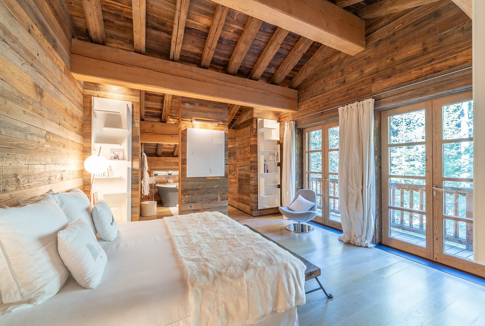 Luxury chalet in Méribel at the foot of the slopes with hotel and spa services