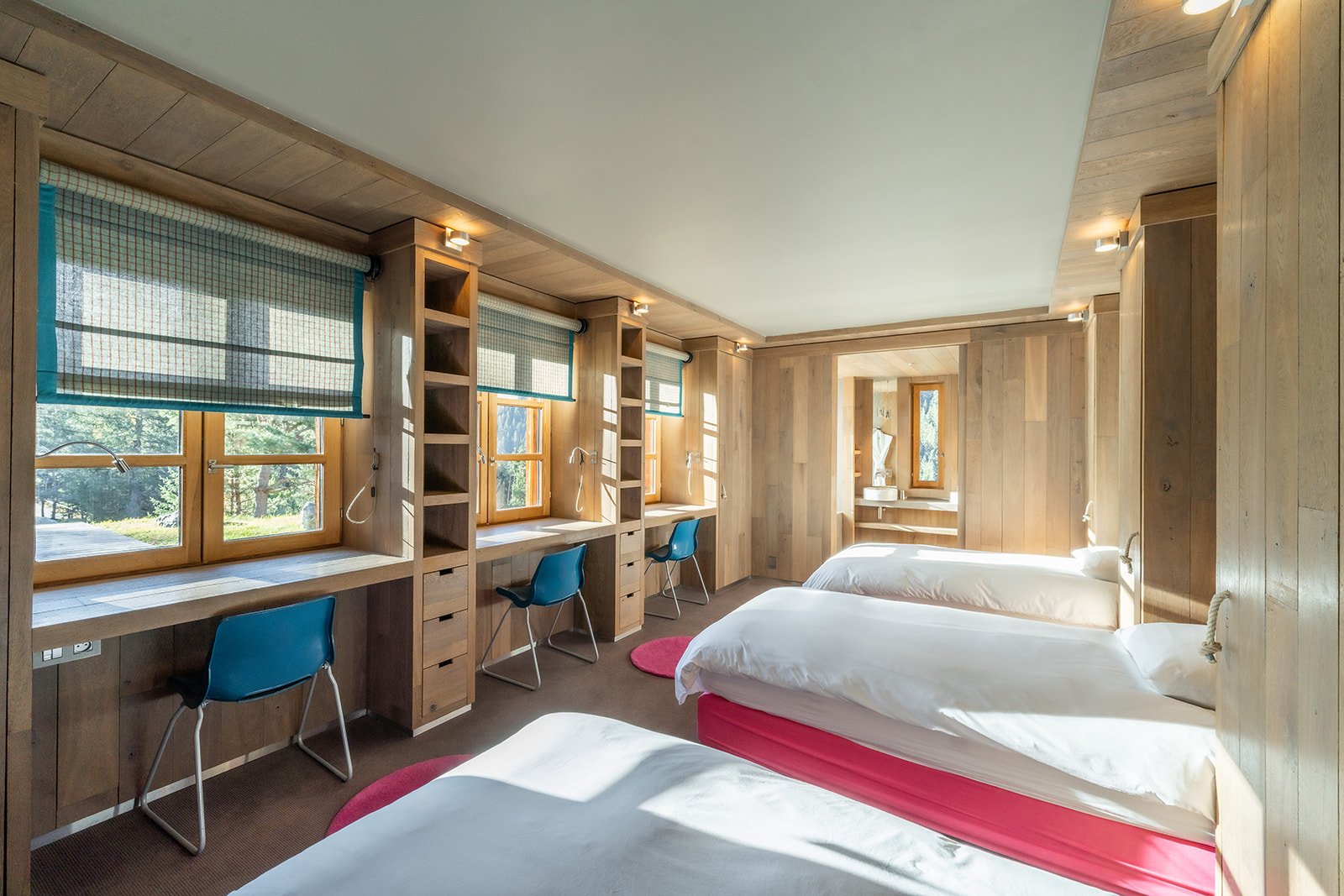 Luxury chalet in Méribel at the foot of the slopes with hotel and spa services