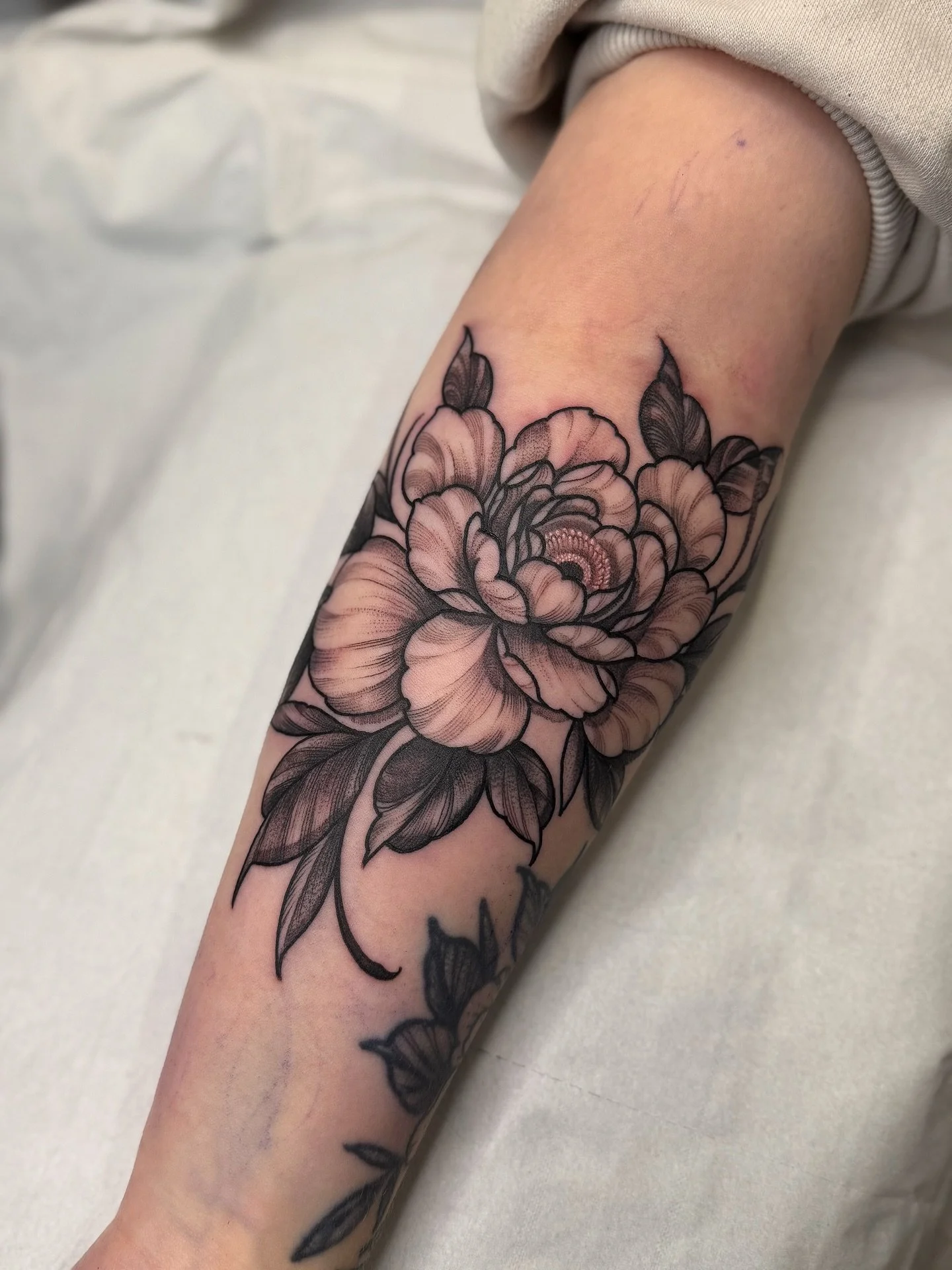 Peony I made today for Holly at my studio in Leicester, UK.
Smaller pieces are always welcome 🙏🏼 
&bull;
&bull;
&bull;
&bull;
&bull;
#peony #peonytattoo #tatt #tattoo #floraltattoo #floraltattoos #blackworktattoo #tattoos #tattooing #flowertattoo #