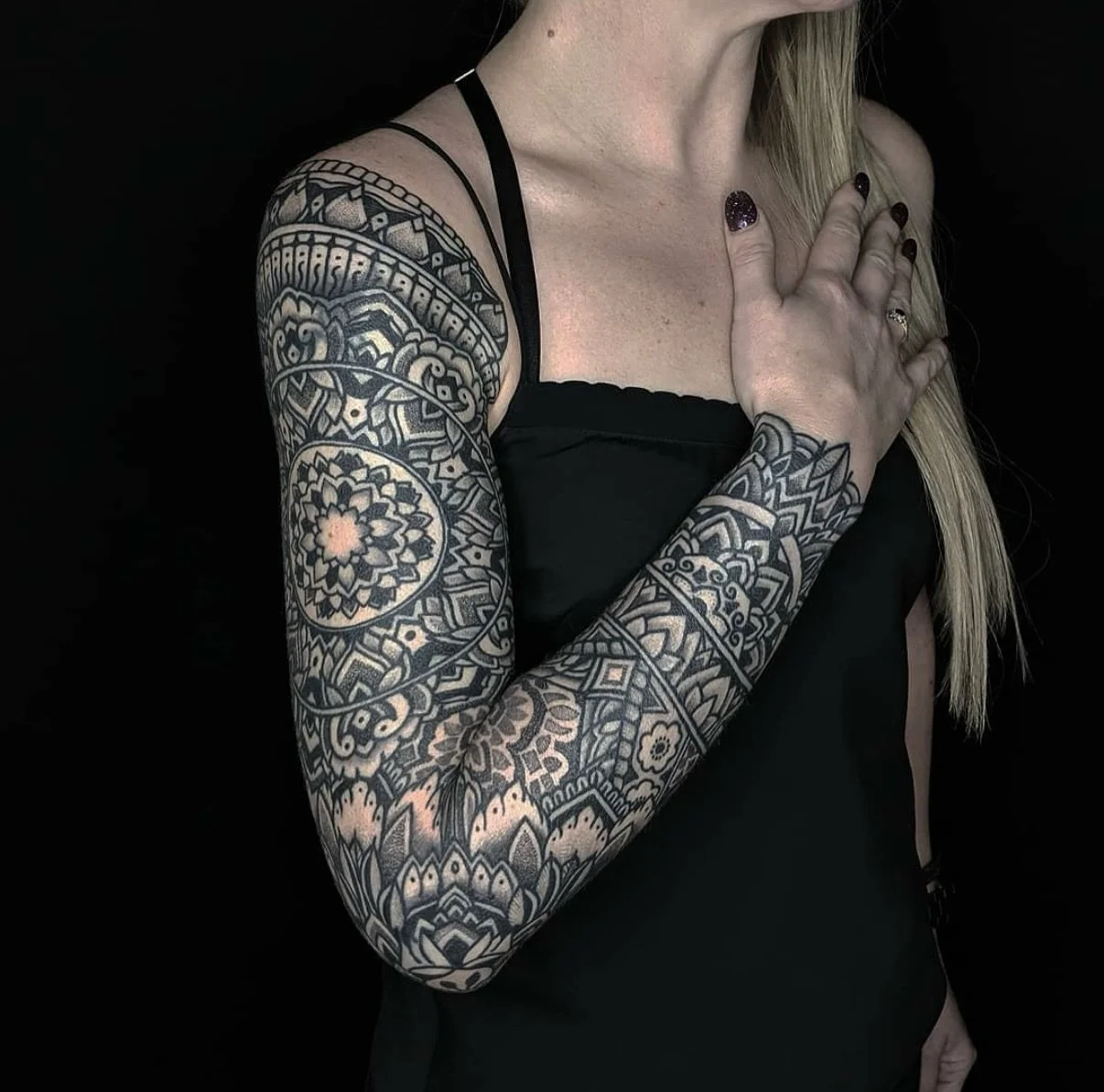 Tina&rsquo;s sleeve I completed over 4 sessions. 
I&rsquo;d love to recreate something solid and timeless like this 🖤
&bull;
&bull;
&bull;
&bull;
#mandalatattoo #sleevetattoo #geometrictattoo #dotworktattoo #ornamentaltattoo #dotwork #ornamental #bl
