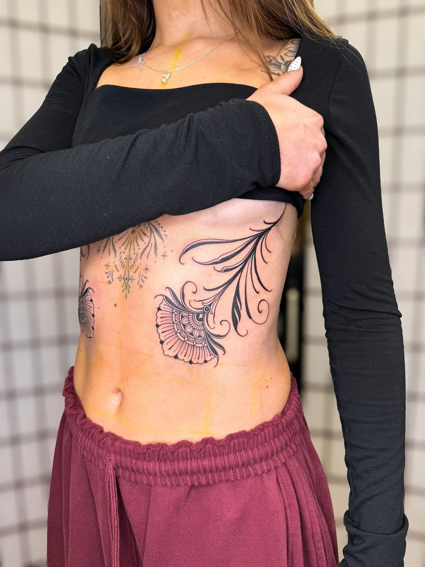 Floral ornaments I made recently. Designed to flow and complement the existing tattoo. 
Thanks @tattoosbyholly 
&bull;
&bull;
&bull;
&bull;
#ornamentaltattoo #floraltattoo #ribtattoo #blackworktattoo