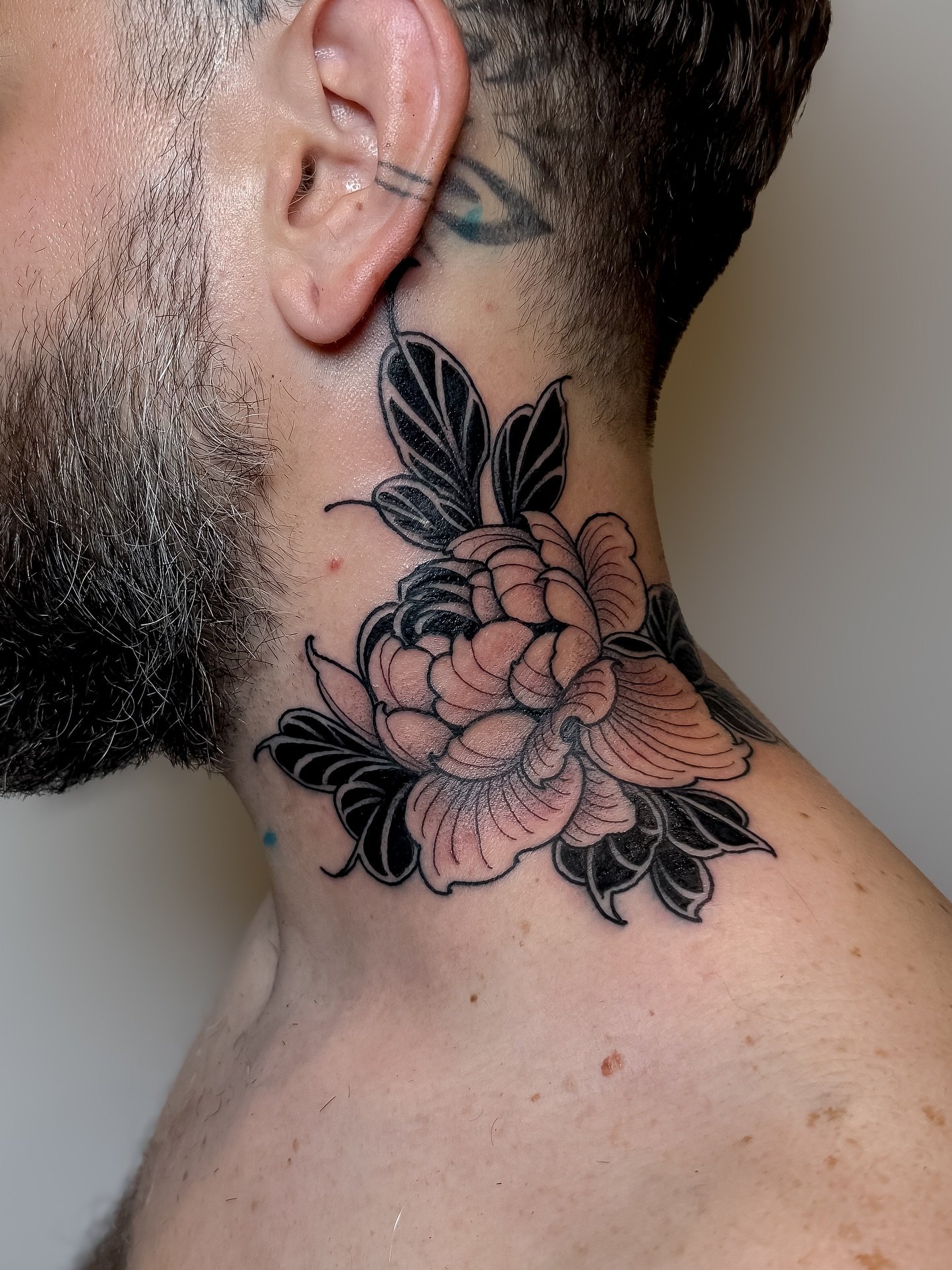 Peony I made at the @biglondontattooshow 
&bull;
&bull;
&bull;
&bull;
#necktattoo #peonytattoo #blackworktattoo #londontattoo