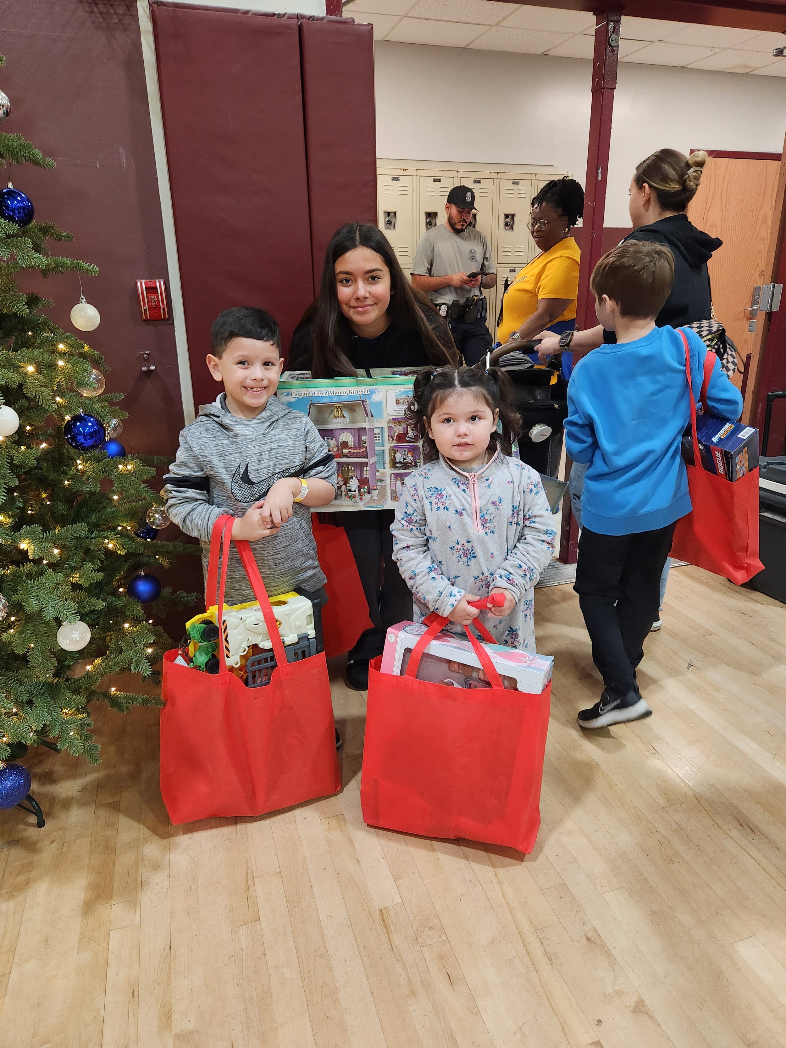 Tampa Police and Kids Wish Network Help 1,500 Kids Receive Holiday Gifts