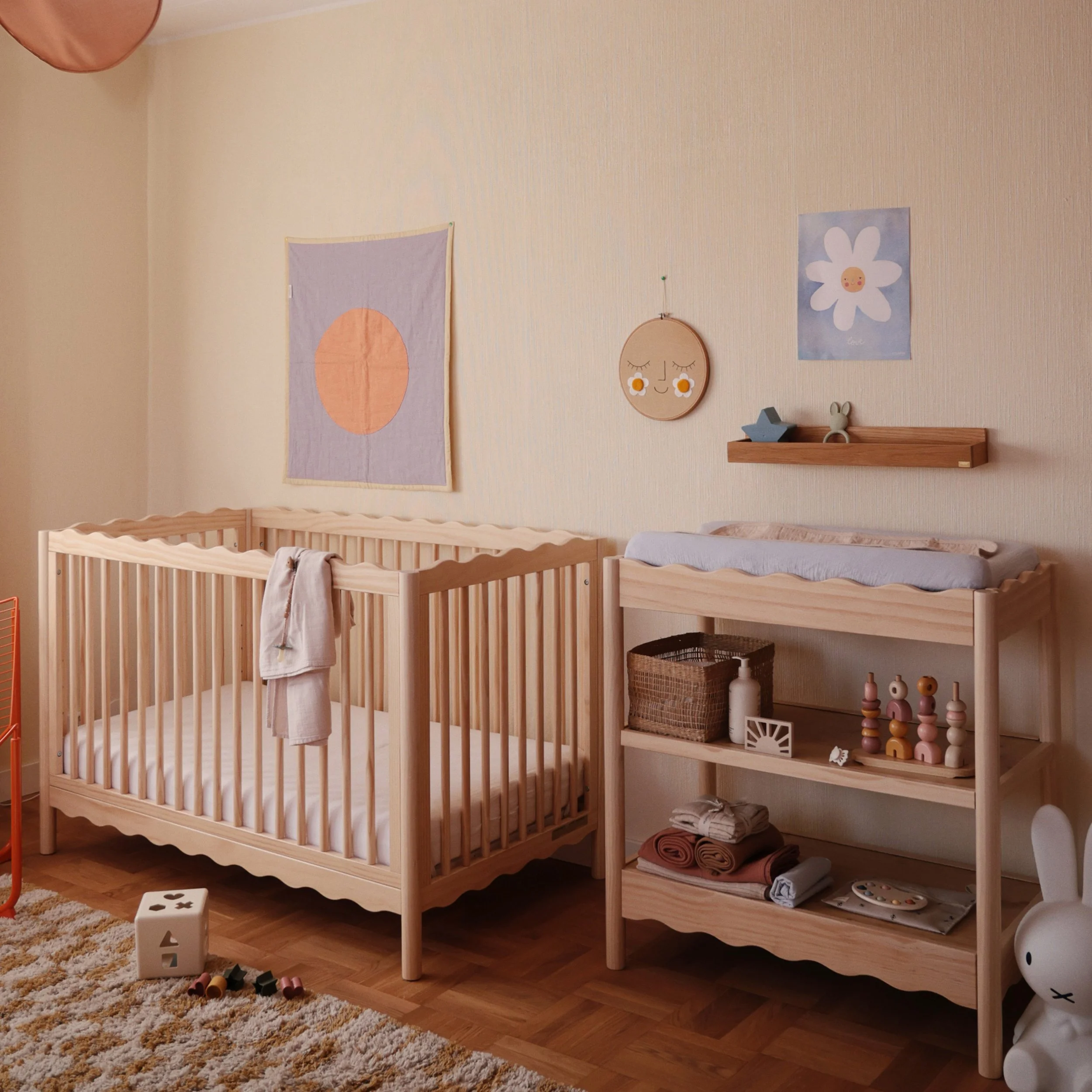 M27902BD_Swell Changing Table_3.jpg