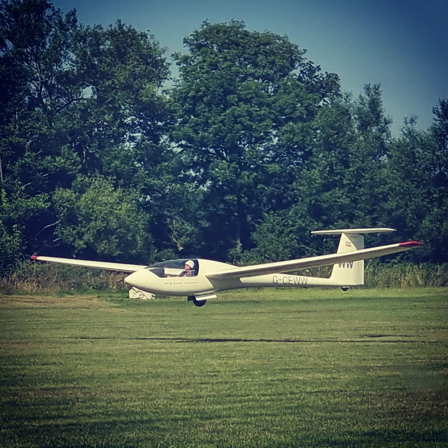 Have you ever flown an aerotow? This method of launching uses a tow aircraft, propellor driven, to pull the glider up to height. Aerotow launching is a great way of getting airtime and honing your stick and rudder skills, as well as the preferred met