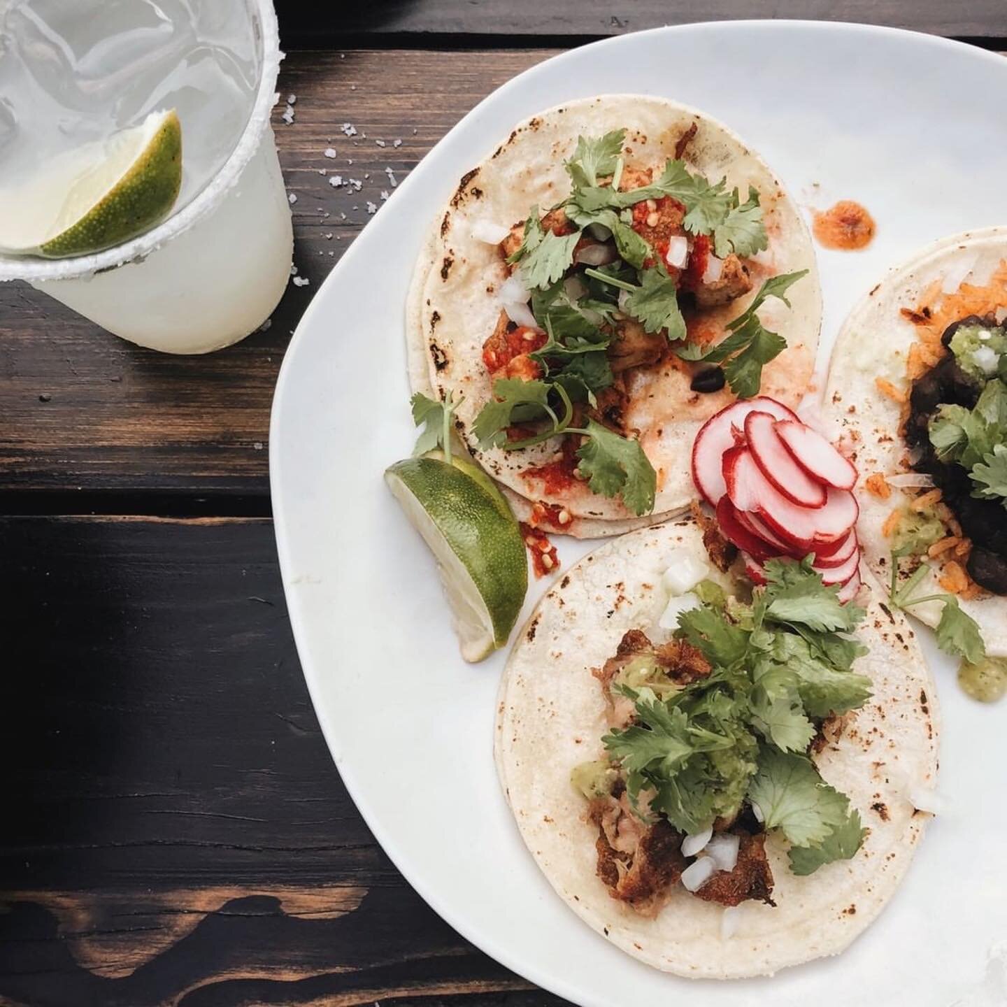 The spread isn't complete without a margarita! 🍹 #TallulahsTaqueria⁣

#takeittogo #providencefood 
#foodie #margarita #rifoodie #mynewengland #rhodeisland #providence #cocktails #foodiegram #cheers #tastyfood #feedfeed #eeeeeats #infatuation #hungry
