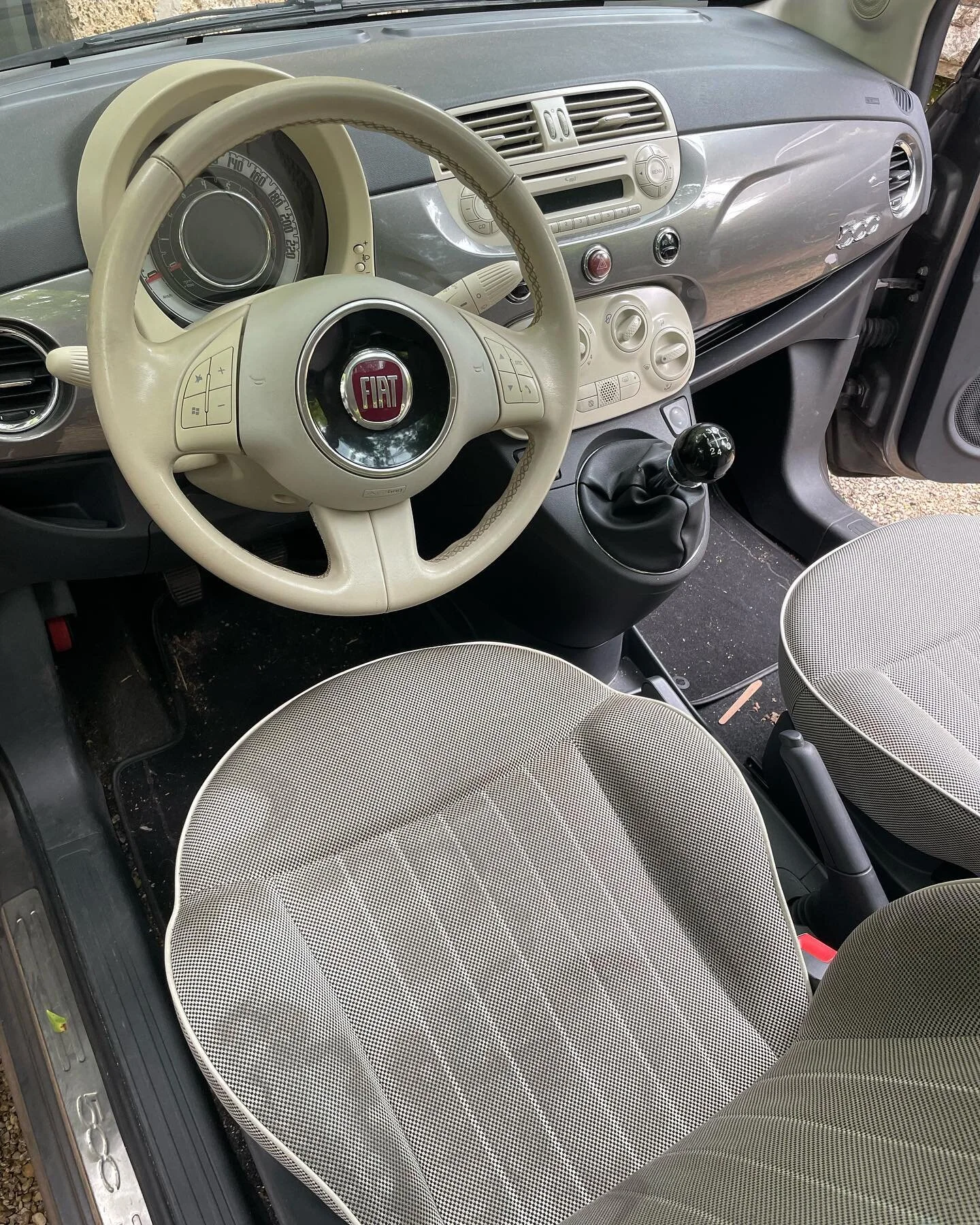 💦Petite m&eacute;tamorphose pour cette Fi&acirc;t 500 avec la formule int/ext premium + le shampouinage des si&egrave;ges bien m&eacute;rit&eacute; et le lavage des goutti&egrave;res de coffre ✨

#garches #garchesautoclean #fiat500 #lavage #lavageau