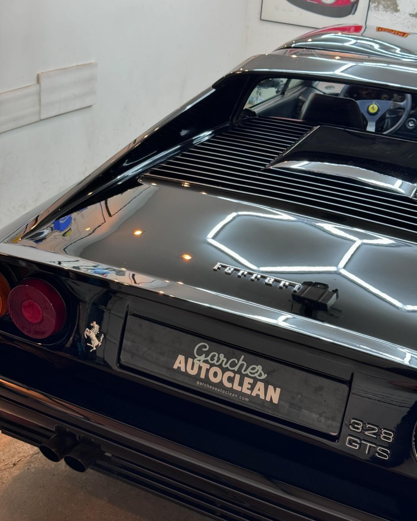 ✨Detailing complet pour cette belle Ferrari 328 de retour de @goodwoodrevival et pr&ecirc;te pour @chantillyartselegance !
✅Polissage en 2 &eacute;tapes + Lavage int&eacute;rieur 

#detailing #328 #ferrari328 #garchesautoclean