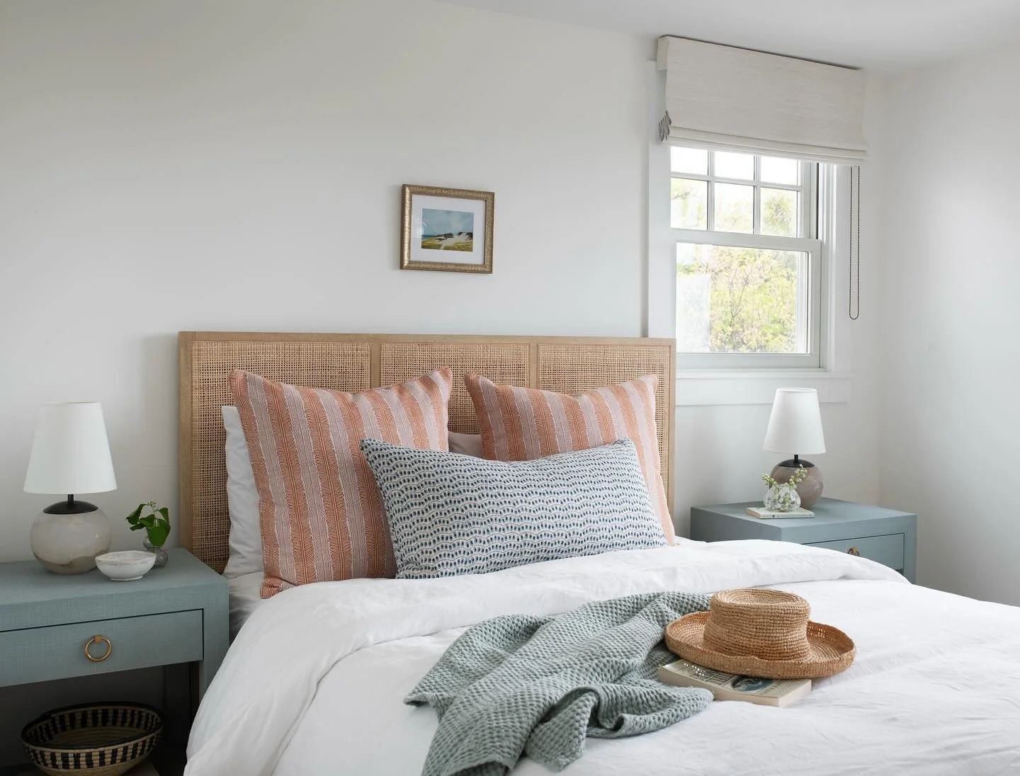 R&amp;R at this beach bungalow&hellip; can you imagine getting cozy here?

#TruroLanding Project

. . .

Design &amp; Styling: @houseofcocointeriors 
Photography: @jessicadelaneyphotography 

Living Room Design, Living Room Inspo, New England Designe