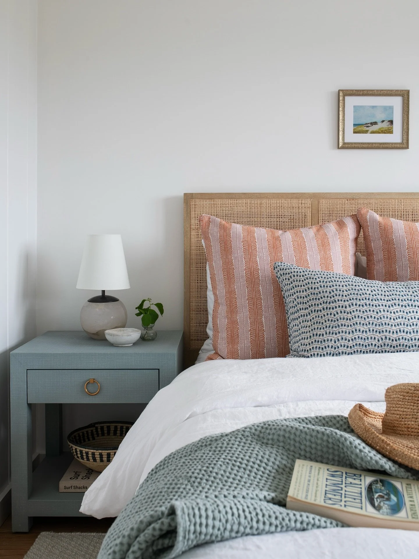 If there&rsquo;s one thing we can&rsquo;t resist, it&rsquo;s a cozy, layered bedroom full of texture and warmth.

. . .

Design &amp; Styling: @houseofcocointeriors 
Photography: @jessicadelaneyphotography 

Living Room Design, Living Room Inspo, New
