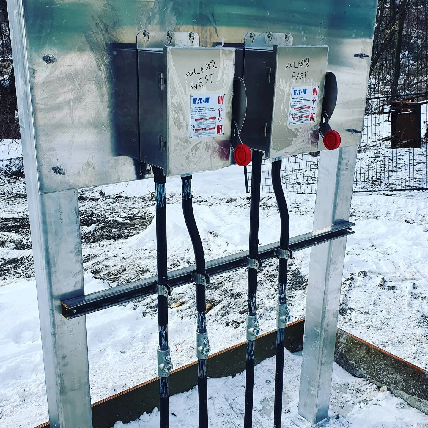 Custom built Disconnect stand with aluminum and Stainless steel hardware, 600v disconnects for motorized valves.
.
.
.
.
#electrician #electrical #electricalwork #construction #sparky #electricianlife #sparkylife #electricians #contractor #electricit