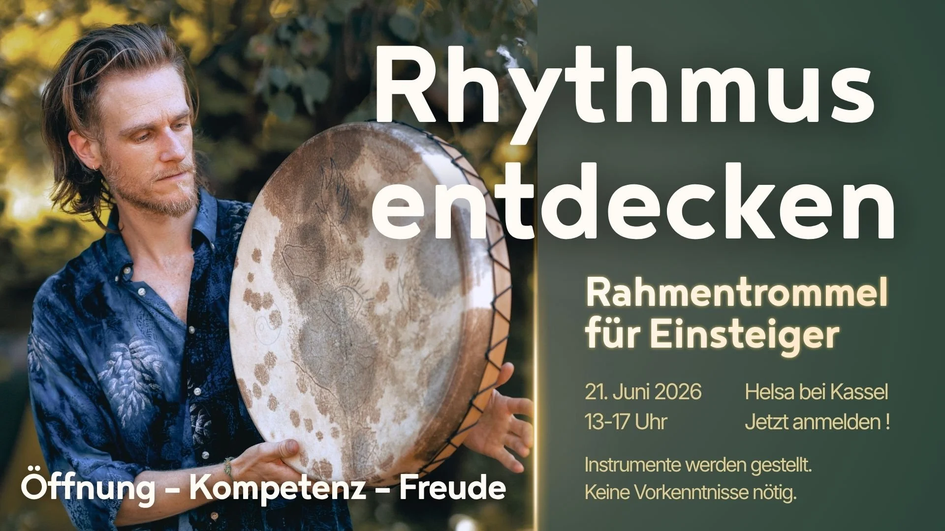 Ein Mann mit langen Haaren und Bart spielt eine Rahmentrommel im Freien, im Hintergrund blättrige Bäume. Das Bild bewirbt einen Workshop zum Entdecken des Rhythmus mit dem Titel 'Rhythmus entdecken', der am 21. Juni 2026 in Helsing bei Kassel stattfindet, mit weiteren Informationen zu Uhrzeit und Anmeldung.