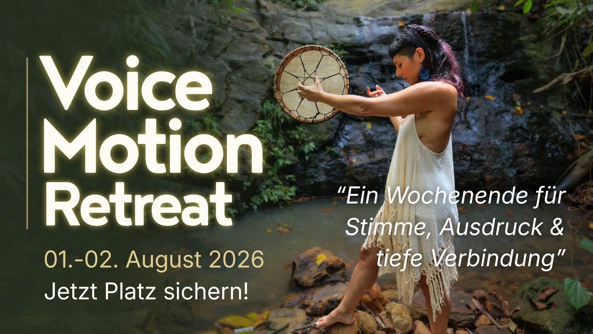Frau im Wasser mit Dreamcatcher in der Hand bei einem Retreat im Freien, bewaldet und wasserreich, Promotion für ein Voice, Stimme, Ausdruck & tiefe Verbindung Wochenende im August 2026.