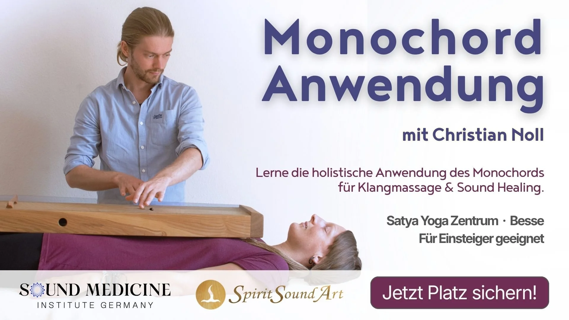 Ein Mann spielt Monochord, während eine Frau auf einer Liege liegt und entspannt.