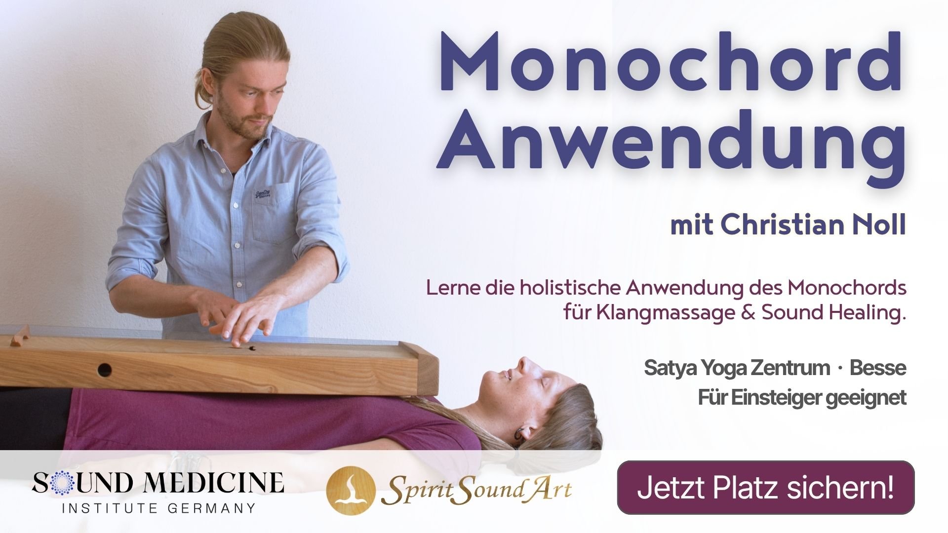 Ein Mann spielt Monochord für eine schlafende Frau auf einer Liege, im Hintergrund weißer Raum mit Text über Monochord-Anwendung und Kursangebot.
