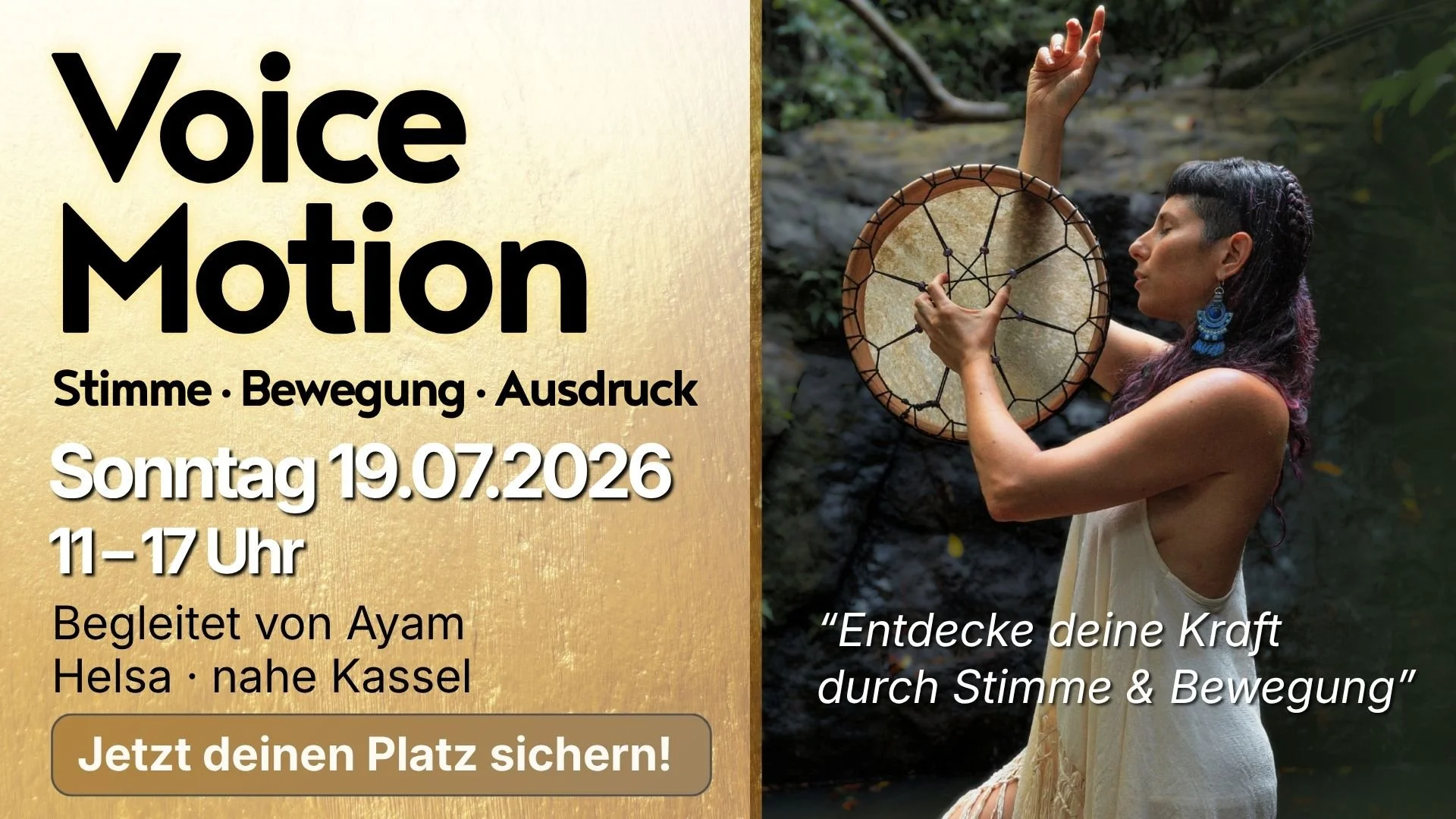 Ein Plakat für eine Veranstaltung namens "Voice Motion" am Sonntag, 19.07.2026, von 11 bis 17 Uhr. Das Plakat enthält einen Satz in Deutsch: "Entdecke deine Kraft durch Stimme & Bewegung". Es zeigt eine Frau mit dunklem, gewelltem Haar, die in einer natürlichen Umgebung mit Wasser und Bäumen eine Schamanentrommel hält und eine Hand in die Luft hebt.