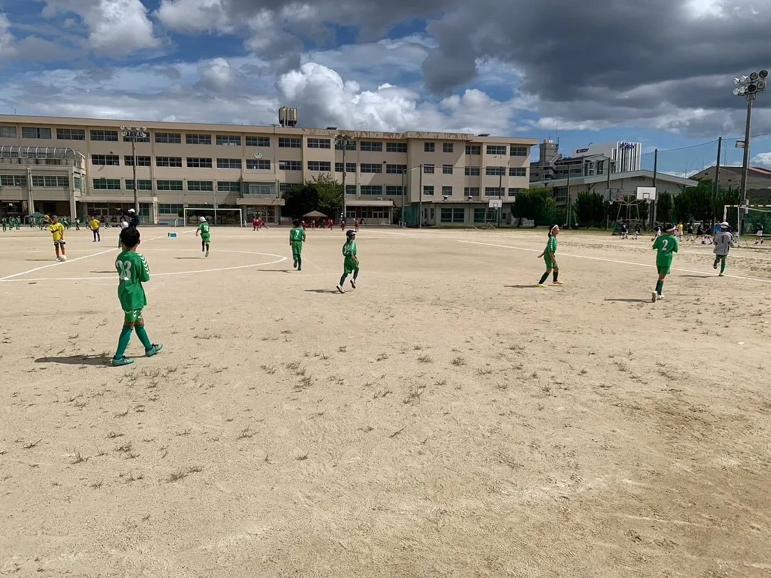 2025/9/21  U10 N
今日はF.C.LAZOさんにお招きいただき、カップ戦に参加したU-10 Nチーム。

8月下旬から約1ヶ月間、1対1で負けない！パスを繋ぐ意識！この2つをテーマに臨んだカップ戦でした。

結果としては1勝3敗。

これやまでやってきた練習の成果を出そうと送り出した初戦でしたが、なかなか思う様にはいかないですね。ボールをもらう準備、プレスをかける準備、全ての準備ができてなくて、大敗。後半残り5分でようやく繋がりはじめ、な〜んとなくイメージを掴んだ感じもしましたが、