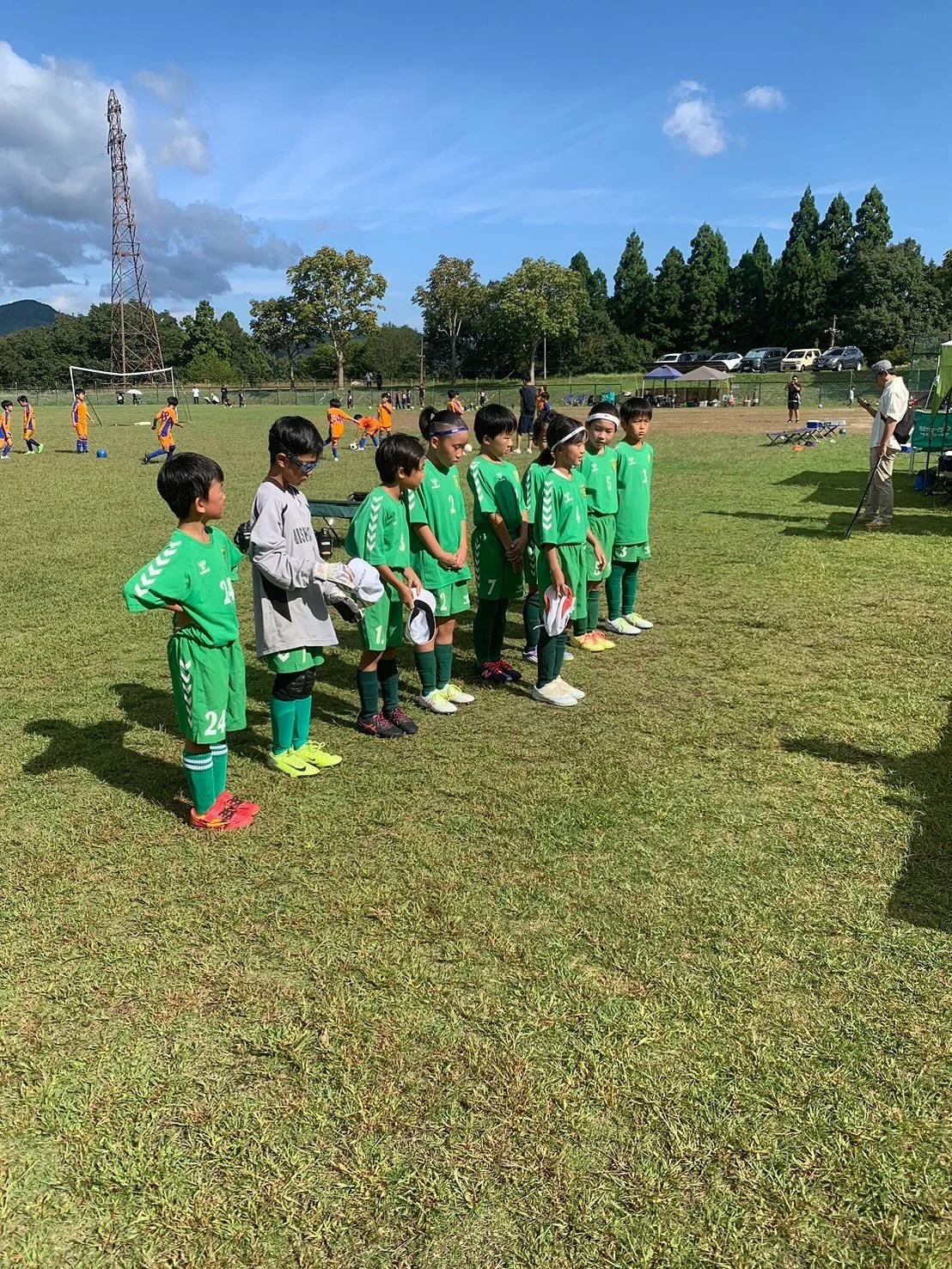 2025/9/27  U10 N
第16回西京支部長杯U-10に参加したNチーム。
結果は6位でした。

先週のカップ戦の事を活かして、積極的に前線からハイプレスを仕掛け、1対1に負けない！そのために、ファーストディフェンスのアプローチは全力で行く！ことをテーマに臨みました。
これまで、TM、カップ戦などでも得点が取れない試合が続いてましたが、今日のNチームはこれまでのNとは違いました！
毎試合、得点とこれまでにないゲームをしてくれました。

自分たちのペースで試合が運べる時とそうでない時で何が