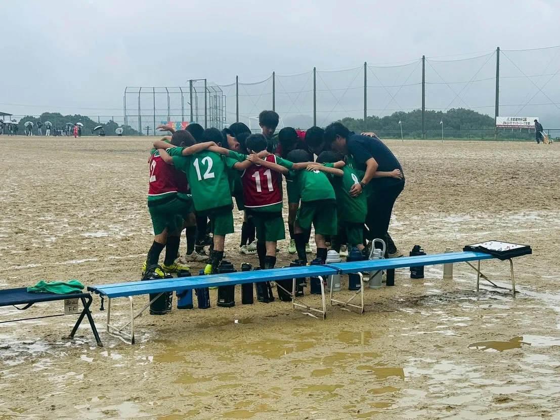 2025/10/5 U11府リーグ
開幕戦&bull;第二節

府リーグが開幕しました。
前期、努力を続け自分達で掴み取った府リーグへの挑戦。

雨で田んぼ状態のピッチコンディションの中、厳しい戦いが始まりました。

開幕戦
vsMONOBEさん　0-3&times;
ボールを繋ぐことは難しいピッチコンディションの中、とにかく前へ前へ、お互いがそれしかない状況。
それでも蹴り出すボール自体の質や方向、止まってしまうボールへの反応、球際。
全て後手に回ってしまう厳しいゲームになりました。
負けは負