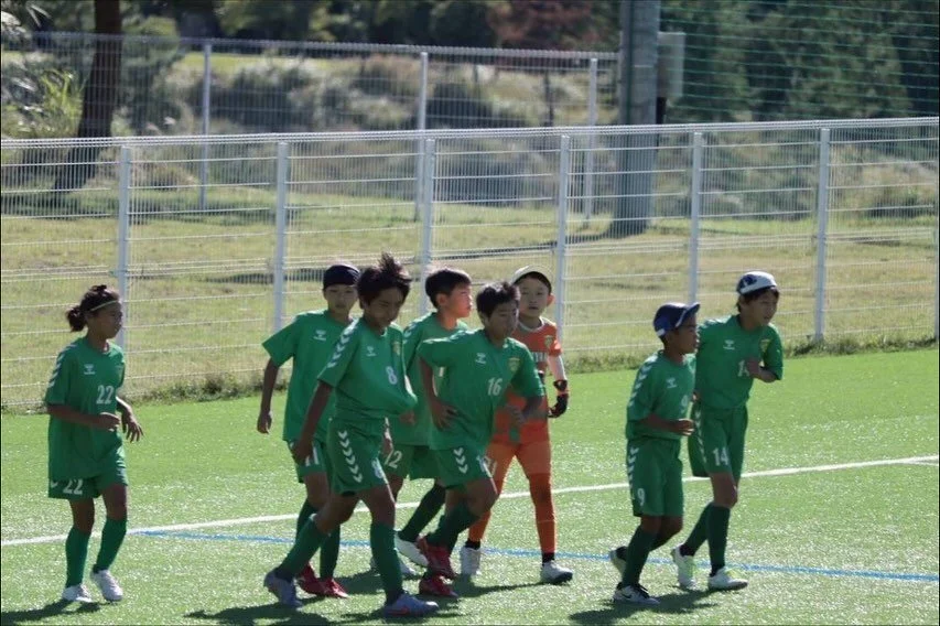 2025/10/13  U10 R
DCM主催fandango festivalに参加しました！久しぶりの試合、この1ヶ月みっちりトレーニングしてきた事の確認です。20分を6本。結果は4勝1敗1分。

攻撃面では、ボールを保持しながら左右に揺さぶり、効果的な縦パスも何度か👍しっかりと得点できる時とそうで無い時と。上手くいかない時にどう堪えて立て直していくのか？今後の課題です。

守備面では一人一人の対人プレーに粘り強さが。チームでボールを奪う事をボードで確認して即実践！失点は直接FKでの1失点