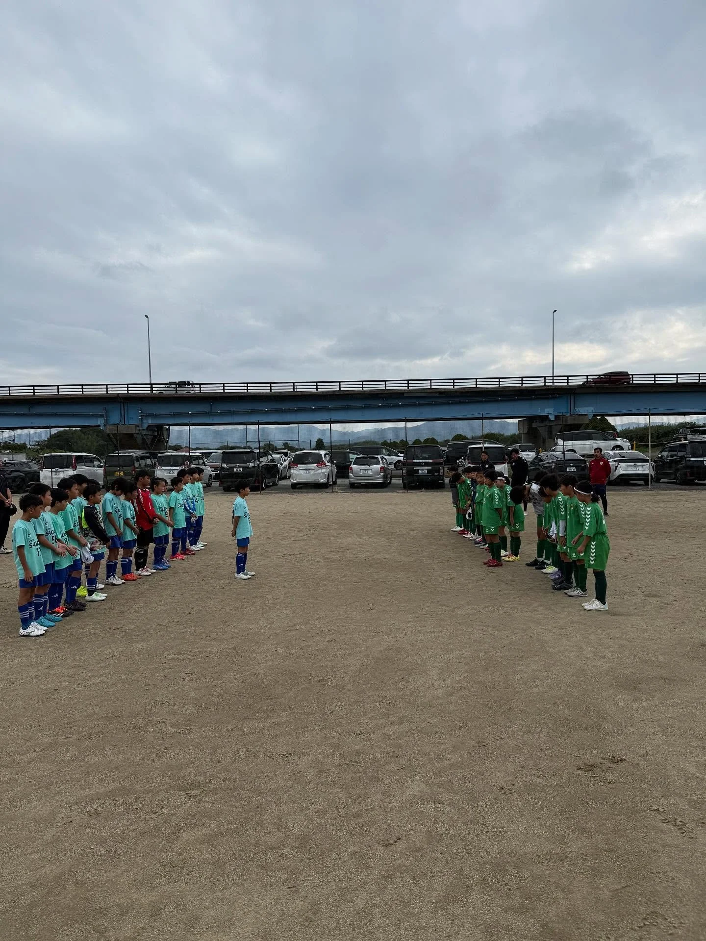 2025/10/25  U10 N・R
嵯峨SC様にお誘い頂き、2チームでのガチンコトレーニングマッチ⚽️以前から何度もお誘い頂いていましたが、雨で中止が続いていただけに、念願のトレーニングマッチです！

N・R共に15分ハーフを3本ずつ。どちらもテーマを明確にして試合に挑み、たくさんのチャレンジが見られました。

もっと真剣にサッカーに向き合い、もっとサッカーを楽しむ！子供たちの意識が変わるように、コーチ達も頑張ります👍

最後の写真は、初めて直接フリーキックからゴールを決めたSくん！しっか