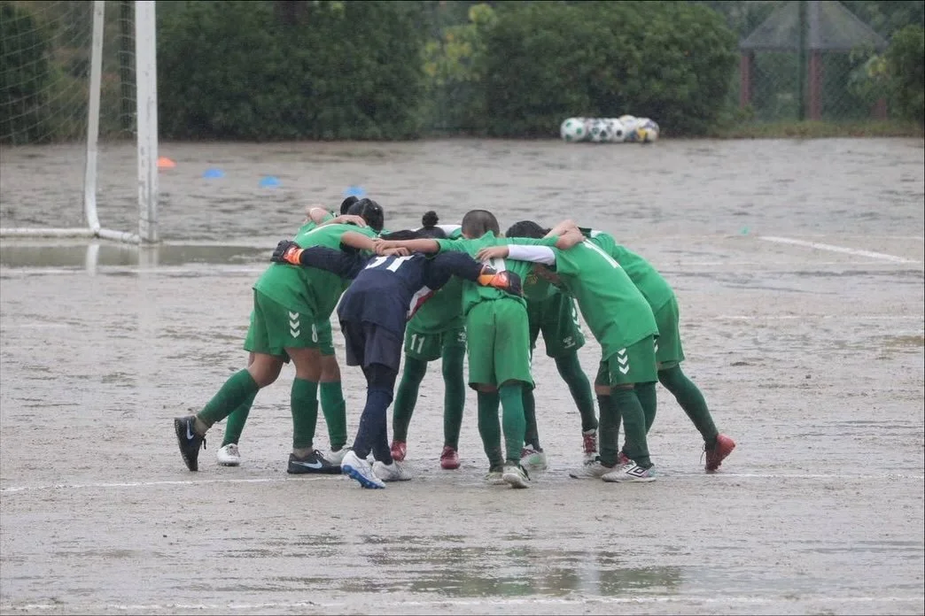2025/10/26  U10 R
リーグ戦の7・8節。前日からの雨で良くないピッチコンディション。アップ時にボールの転がりを確かめながら、どんなキックが必要か確認。繋げるのか？キープするのか？しっかりと判断する事を確認していざ試合へ。

前節の負けを引きずる事なく、2試合をしっかりと勝ちきり、勝ち点6を積み上げることができました！

ピッチコンディションが良くないとは言え、判断が遅いところ、止める蹴るなどの基本が足りないところ、まだまだ課題は山積みです。

リーグ戦も残り2試合。オーヤマ予選の