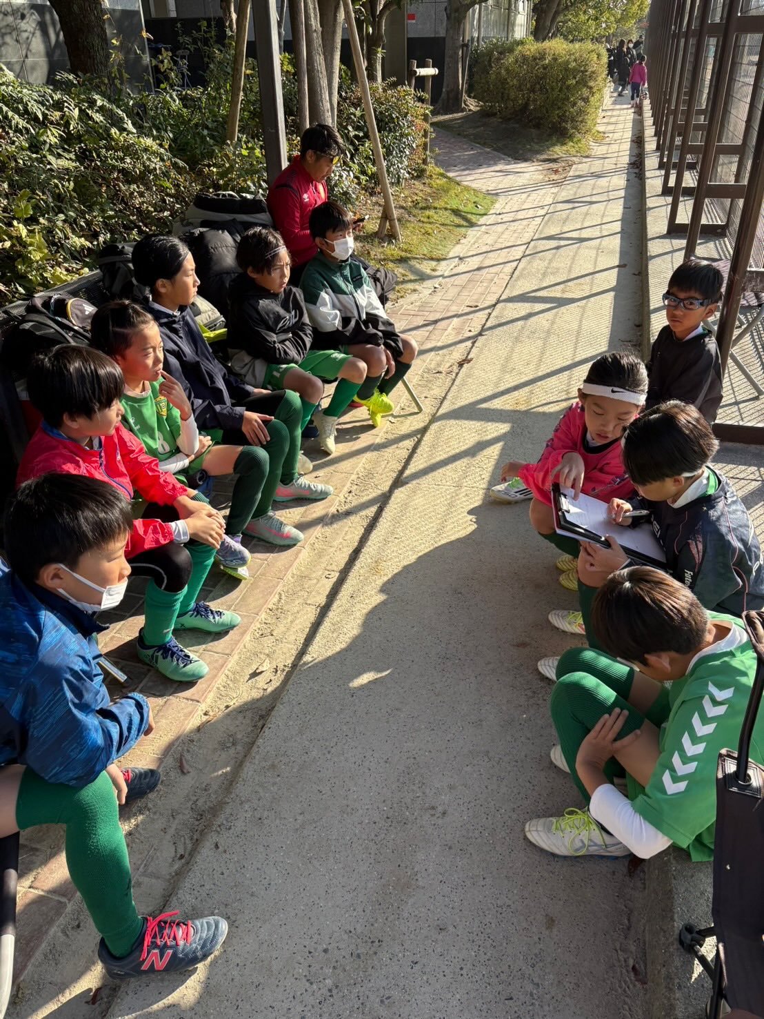 2025/11/23  U10 N
u10リーグ戦
Nチームの最終戦でした。
先週のオーヤマの敗戦から、自分たちがこれからどう変わるのか？！
試合前にミーティングで自分たちの（西山らしい）サッカーについて、話合い試合に臨みました。

少しずつですが、意識も変わり始めているのが伝わる2試合でした。
結果は
VS嵯峨M0-5負け
VS太秦B1-2負け

これまでシュートすらなかなか打てなかったチームが、前線からプレスをかけ、パスを繋ぎ、シュートまでいけるシーンも増えてきました。今日は、流れの中からの