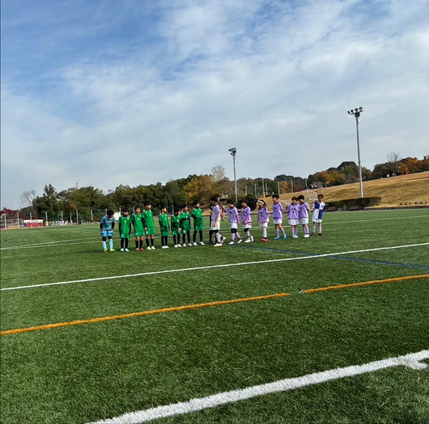 2025/11/24 U11府リーグ
第五節、第六節

本日は府リーグ。
前日は支部長杯で勝ちきれず4位。疲れも、モヤモヤも、逆に上手くいった部分の自信も、様々な想いを抱えて、負けられない戦いに挑みました。

第五節
vs紫Wさん　2-0〇
自分達のやりたいことを出来た時間と、押し込まれて耐える時間が入り乱れる、緊張感のある展開でした。
そしてついに、府リーグ初勝利をあげることができました。
この一勝が今の彼らにとってどれほど大きいか。
素晴らしかった。

第六節
vs紫光さん　1-6&time