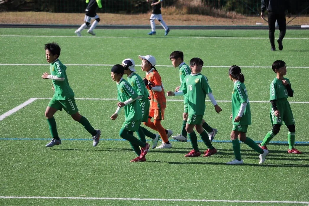 2025/11/23  U10 R
DCMさん主催のfandango festivalに参加しました。20分を6試合。府外のチームと対戦し、いつもたくさんの経験を積ませて頂いています。素晴らしい環境に感謝です。

結果は3勝1敗2分。様々なポジションを試した１日💡しっかりと自分達のサッカーが出来ている時とそうでない時の差が😅自分達よりも気持ちの強い相手には、完全にのまれてしまい、焦りまくり。出来ることも見失いズルズルと。どうやって立て直すのか？早急に解決しなければなりません。

ただ、ビルド