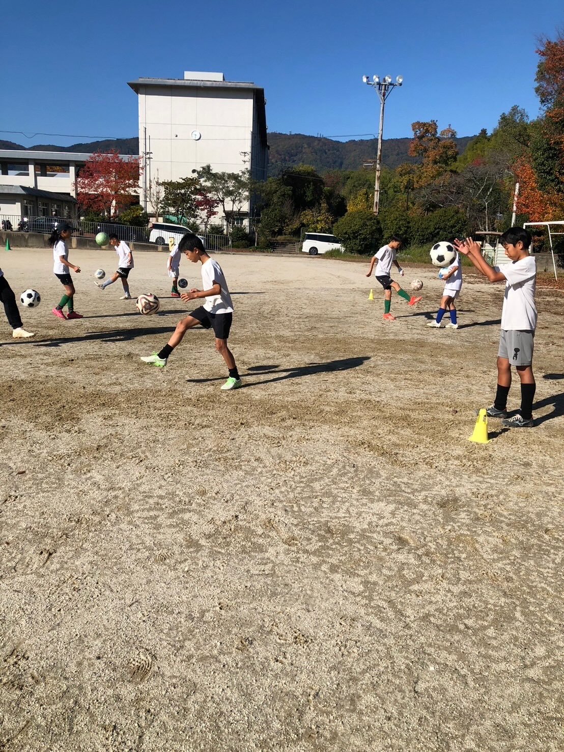 2025/11/24  U-12
３連休は練習ざんまいでした。

土曜日は体力作り💦
日曜日は基礎練
月曜日はフォーメーションとシメの試合形式の練習をしました。

みんなドンドンチャレンジできるようになりました。

その気持ちを忘れずにこれからもレベルアップしていこう❗️

この日はOBのS君、K君
OGのNさんが遊びに来てくれました。

みんなに優しく色々教えてくれてありがとう😄
またいつでも来てくださいね👍

#ジュニアサッカー#juniorsoccer#kidssoccer#京都西山