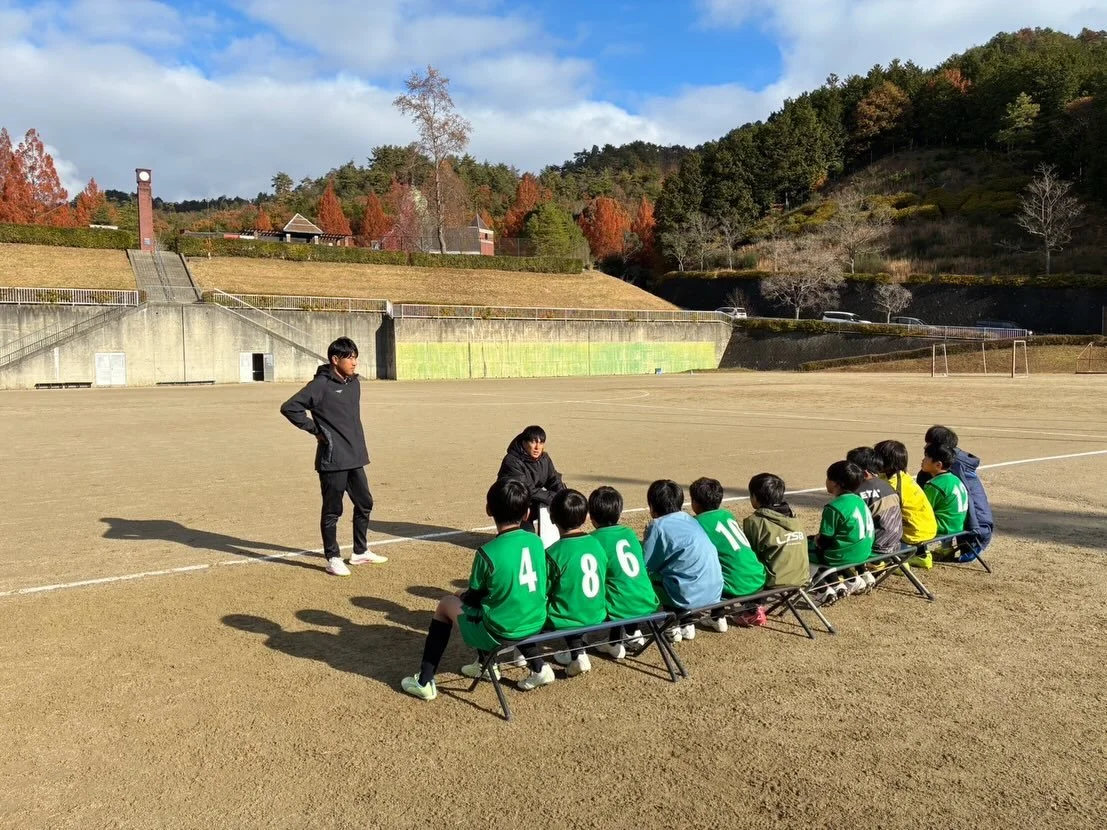 2025/11/29 U11
トレーニングマッチ

本日は嵯峨SCさんにお誘いいただき、20分ハーフ&times;3。
鍛えていただきました。
ありがとうございました。

体調不良等もあり11名でこの本数は大丈夫かな？と思っていましたが、最後まで全員で声を掛け合いながらやり切れたことは、とても良かったと思います。

そして、直近のカップ戦や府リーグで浮き彫りになった課題。

攻撃。

攻撃と言っても、フィニッシュなのか、ビルドアップなのか、その中間部分なのか。

また、上手くいっている時とそうで