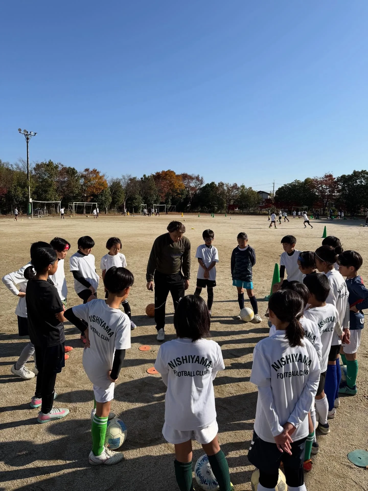 2025/11/30  U7・8・10・11・12
11月最終日は竹の里小学校で練習！快晴の空の下、西山の子供達は元気いっぱいに練習を頑張りました！

2025年もあと1カ月。まだまだレベルアップしながらサッカーを楽しみましょう！

西山では、一緒にサッカーを楽しめるお友達を募集しています。いつでも体験に参加できます！詳しくはDMか、HPからお問い合わせ下さい🙇&zwj;♂️

#ジュニアサッカー#juniorsoccer#kidssoccer#京都西山fc#京都少年サッカー#kyotonis