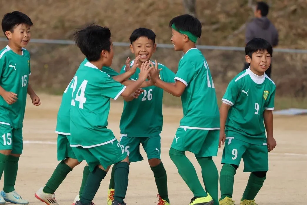 2025/11/24 
Copa西山U-9 
36期生　Nチーム

初めての主催カップ戦

第5位！！
（リーグ）
対西京極　0-2
対福知山　1-2
対　紫　　4-1
（5位決定戦）
対　山階　2-0

【サッカーを楽しむ】
【その中でゴールを決めて勝つ】

「良い作戦考えてん✨！！」

「どんな作戦？？」

2試合戦った後、3試合目の前にある選手がコーチに教えてくれた『作戦』

どんな作戦かと思えば、間違いなく最高の作戦

この作戦に勝るものなんて絶対にない
本当に良いチーム

キャプテンを