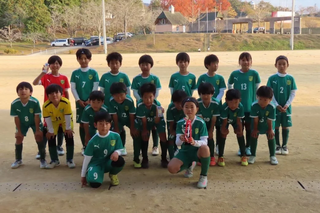 2025/11/24
Copa 西山 U-9 大会

36期生 Rチーム

第3位🎉🎉
（リーグ）
対　桂坂　0-2
対　嵯峨　2-0
対　山階　2-2
（3位決定戦）
対福知山　4-2

この年代で初めての主催大会。

子どもも大人も悪戦苦闘しながら、初めての大会準備を経験しました。

さて、今回のRチームはアップの時からトラップやパスがズレる、ダッシュで最後に力を抜いてしまうなど、フワフワした状態💦💦

初戦は今日の一番の強豪である桂坂さん。いつもうちの上を行くチーム。
試合が始まっ