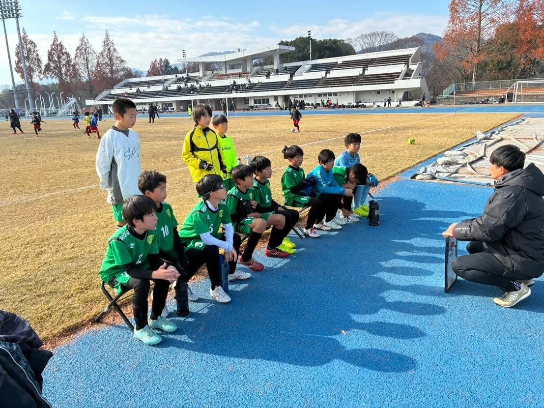2025/12/7 U11
トレーニングマッチ

本日は比叡さんにお誘いいただき、亀岡にて比叡さん、グーニーズさん、深草さんとトレーニングマッチで鍛えていただきました。
ありがとうございました。

天然芝の陸上競技場での贅沢な環境で、来週に控えた府リーグに向けて取り組みました。

そして、直近のカップ戦や府リーグで浮き彫りになった課題。

vs 比叡さん 0-1&times;
出来自体は悪くなく、特に序盤は中央のトライアングルでテンポ良くボールを動かして攻めましたが、せっかく中央に集結させたあと