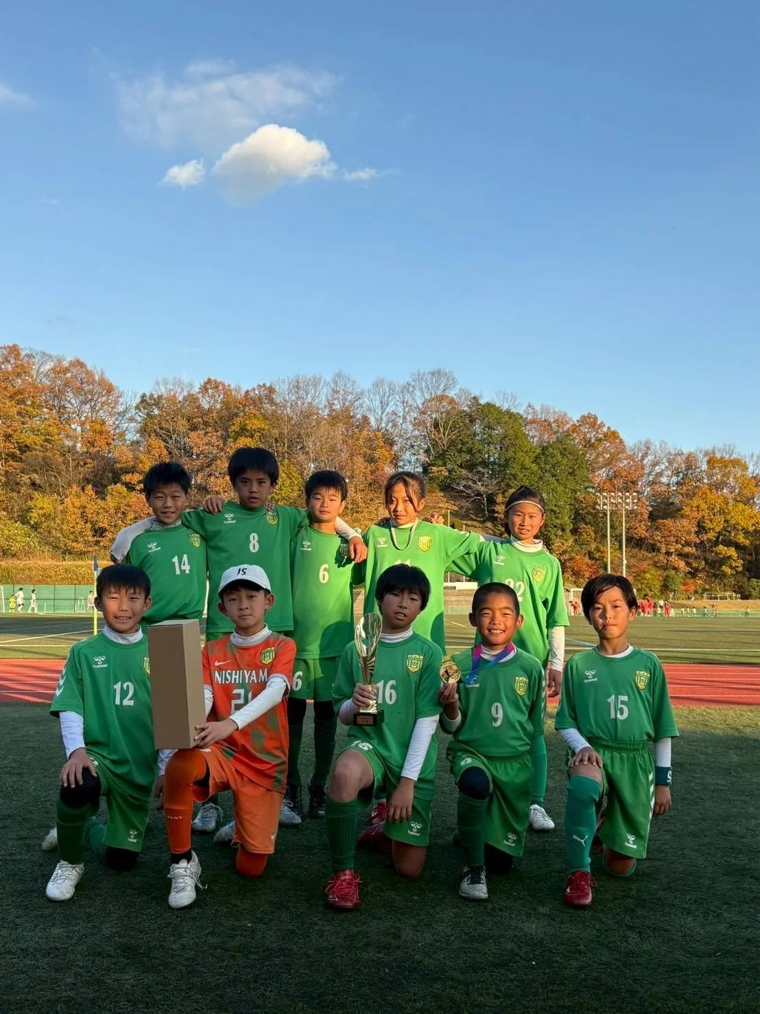 2025/12/7  U10  R
Copa Jewelsに参加しました。前回は決勝で敗れ準優勝だったカップ戦です。

VS  扇町SC  win
VS  ジュエルスA  draw
VS  岐阜VAMOS  win

決勝
VS  voice  win  優勝！

昨日に引き続き、個人のスキルアップを目指します。
予選の2試合目、立ち上がりに何度かあったチャンスを決めきれず悪い流れに💦案の定、軽いディフェンスから失点。すぐに追いつきますが決めきれずにdraw。勝てば1位通過が決まる3試合目は、