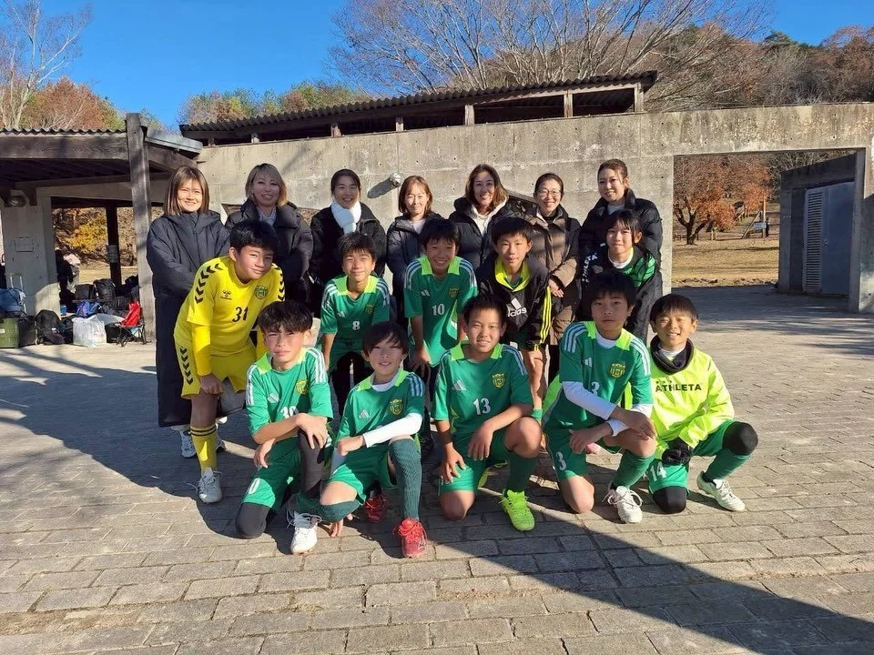 2025/12/6  U12
6年最後のリーグ戦！最終節！
気合十分で望むはずが・・・👊
病欠なので人数が足りず・・・
朝から急遽5年生を招集‼️
キャプテンが5年生に声を掛け
いい雰囲気の中、しっかり1試合目・2試合目を勝ち切り‼️
残るは3試合目‼️
この試合に勝てば負け無しで
リーグ戦を終えられる
大切な3試合目‼️

前半、守りの一瞬の隙を突かれ失点‼️
このまま前半終了‼️
後半入る前にもう一度円陣を組み気合い注入🔥

後半が始まるも
相手チームの早いプレス‼️
相手チームの的確な