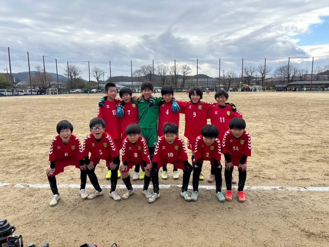 2025/12/14 U11府リーグ
第七節、第八節

第七節
vs太秦Aさん　0-2&times;
絶対に負けられない状況で前期リーグでもトレマでも負けている相手とのゲーム。
立ち上がり早々に失点し、ズルズルと下がってしまい追加点を奪われてしまいます。
後半から持ち直しチャンスも作ったもののゴールを奪うことは出来ませんでした。

第八節
vs花山Bさん　1-4&times;
強度、技術、判断、駆け引き。
全てにおいて相手の方が上だったと認めるしかありません。そんな中、またも立ち上がりにミスから